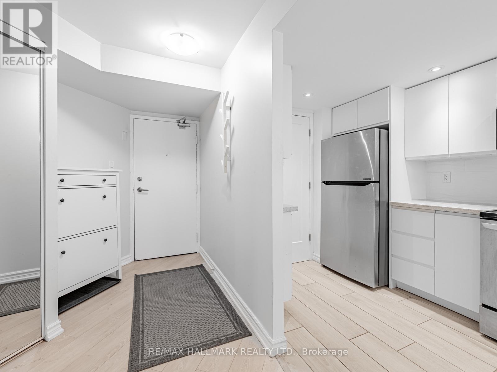 902 - 77 Maitland Place, Toronto, Ontario  M4Y 2V6 - Photo 3 - C12597380