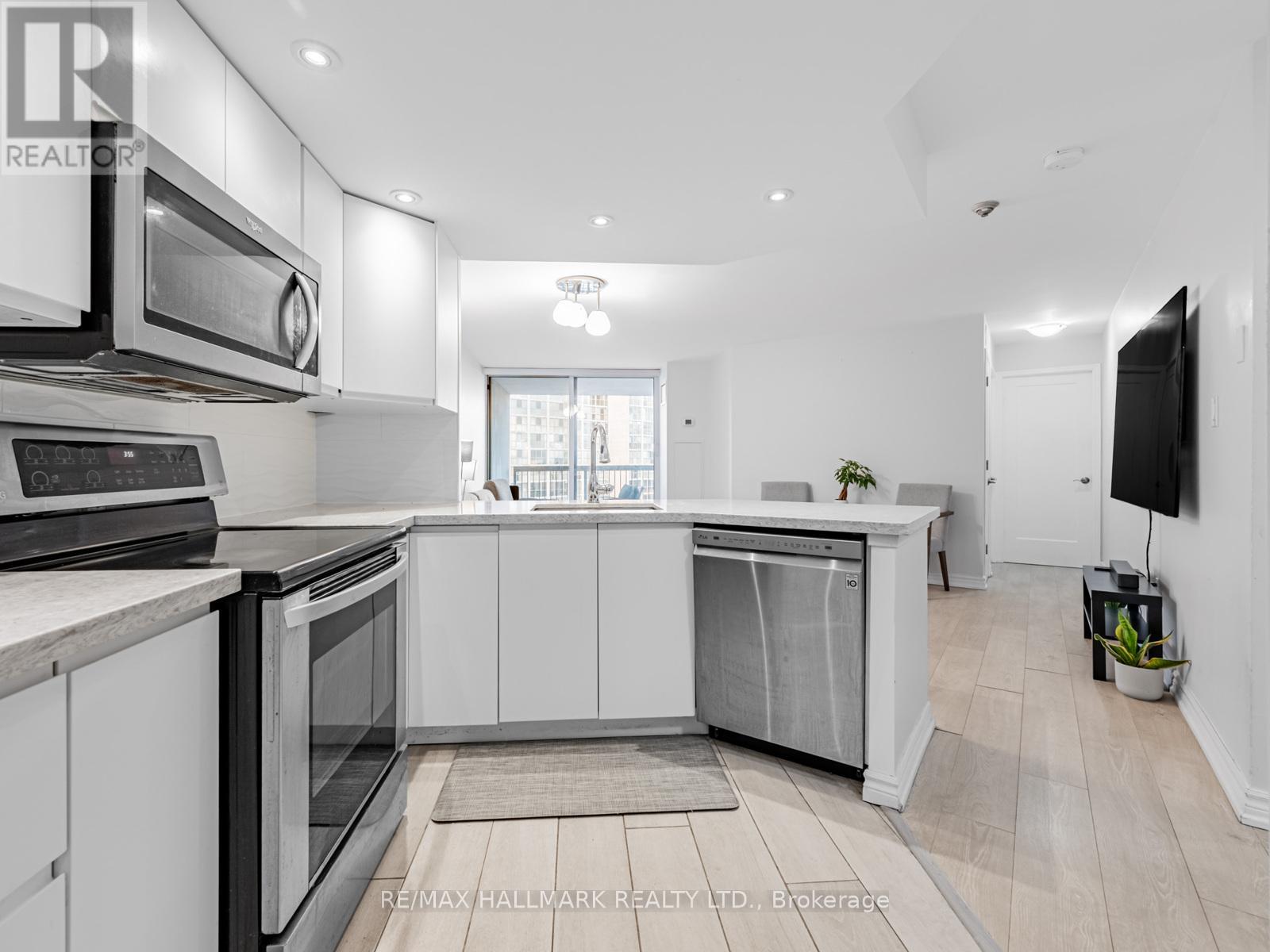 902 - 77 Maitland Place, Toronto, Ontario  M4Y 2V6 - Photo 5 - C12597380