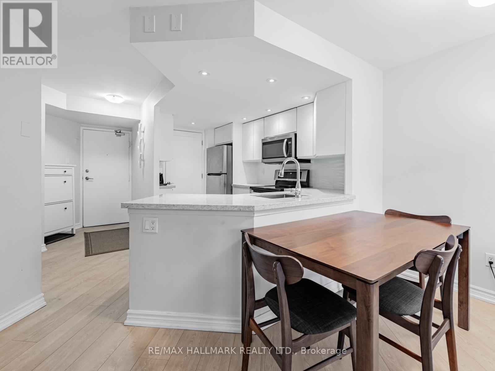 902 - 77 Maitland Place, Toronto, Ontario  M4Y 2V6 - Photo 8 - C12597380