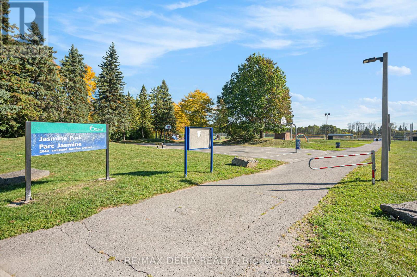 513 - 2020 Jasmine Crescent, Ottawa, Ontario  K1J 8K5 - Photo 2 - X12596606