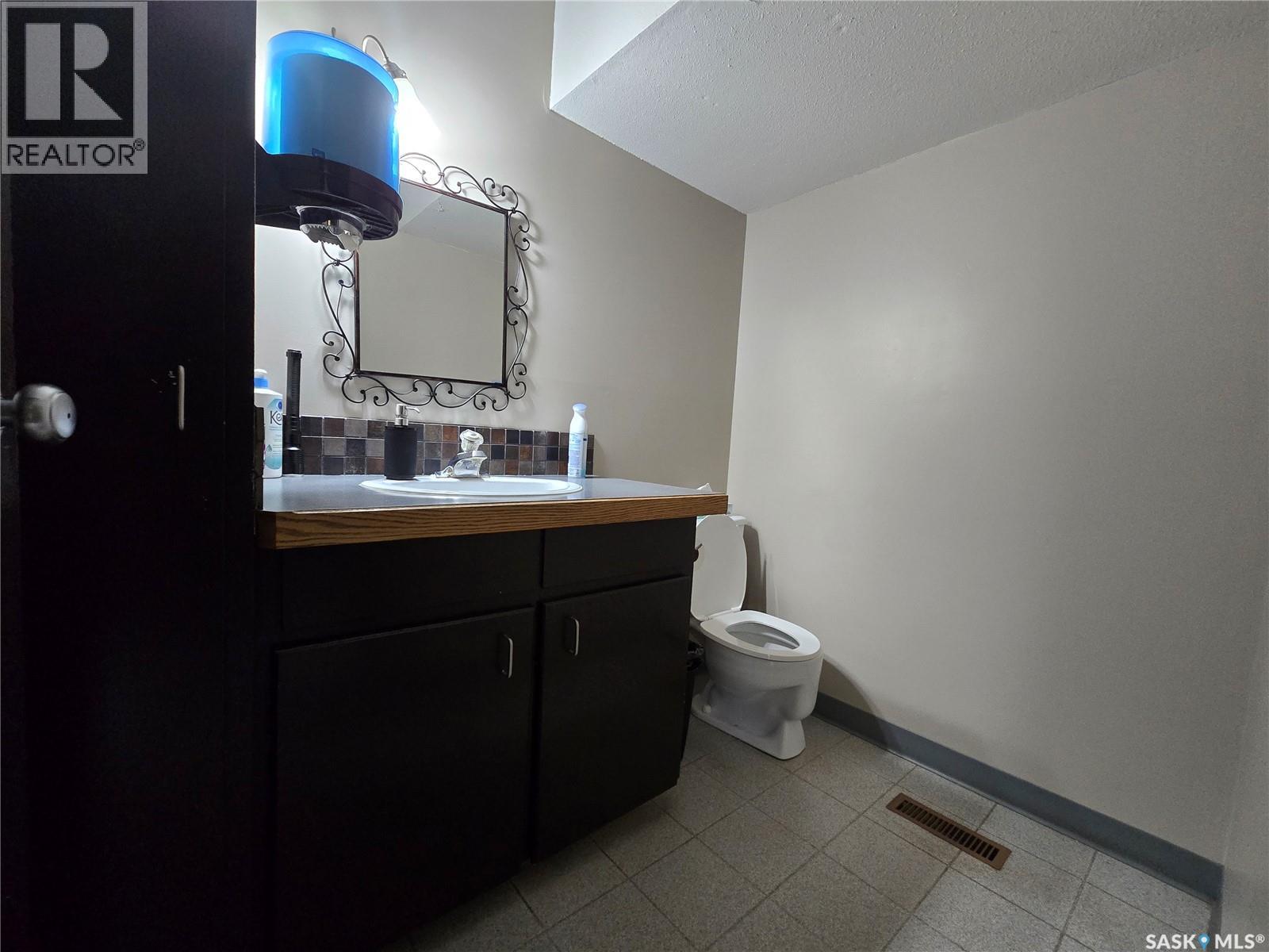 416 7th Avenue Nw, Weyburn, Saskatchewan  S4H 2K7 - Photo 12 - SK025147