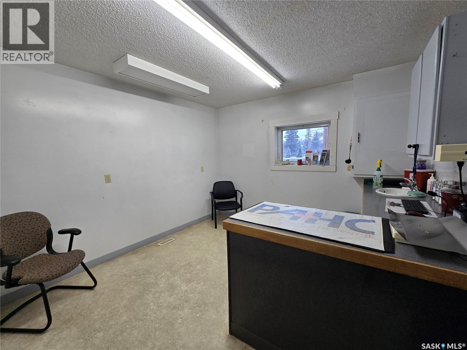 416 7th Avenue Nw, Weyburn, Saskatchewan  S4H 2K7 - Photo 5 - SK025147