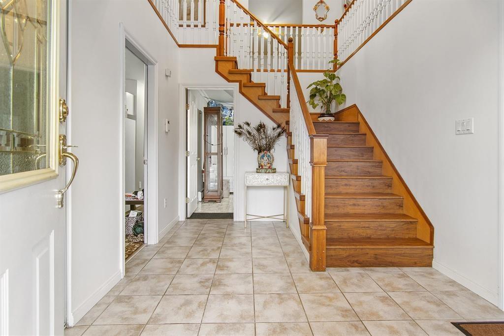 8025 D'herbomez Drive, Mission, British Columbia V2V 7B7 - Photo 2 - R3070604