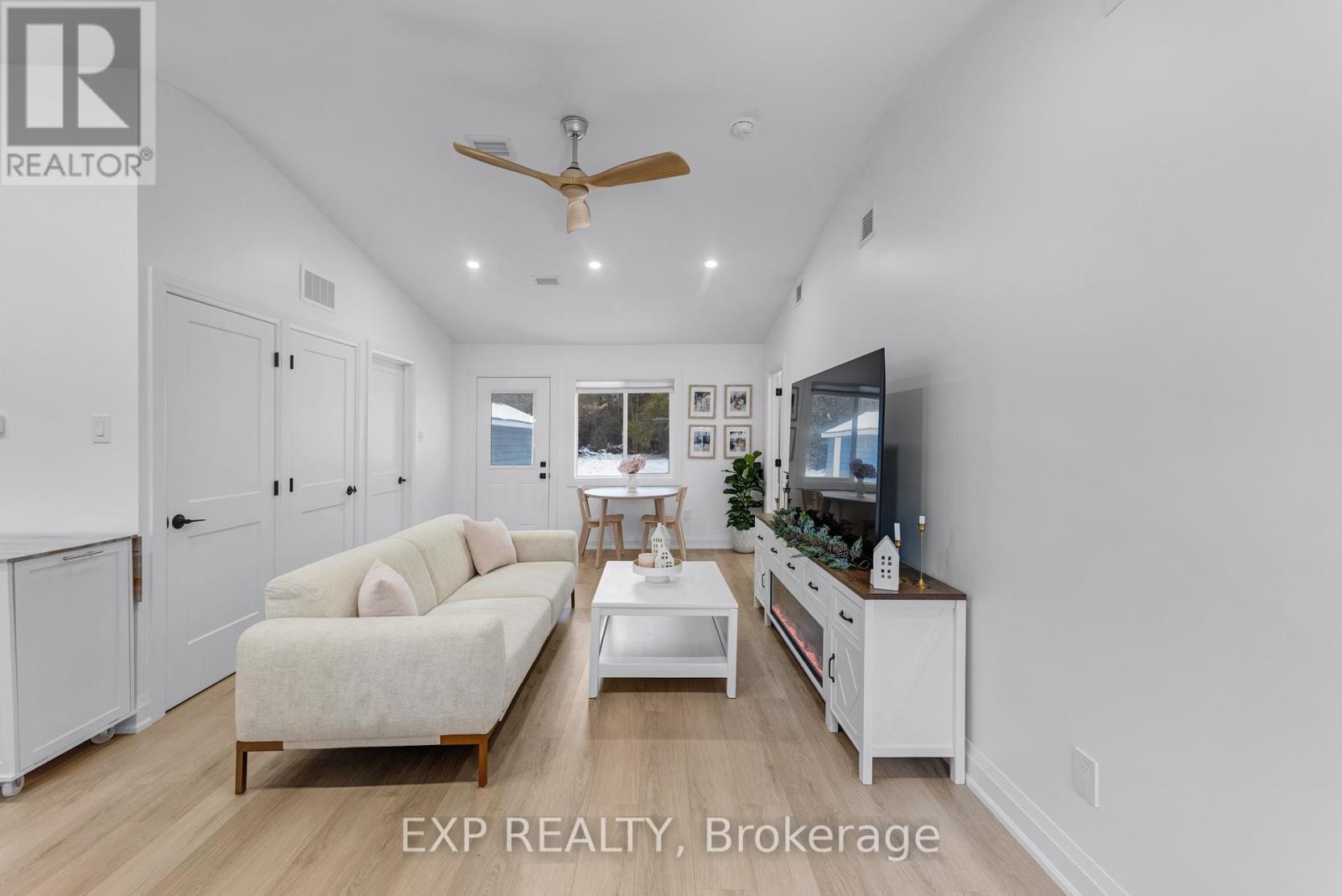 808 Montsell Avenue, Georgina, Ontario  L0E 1S0 - Photo 5 - N12597308