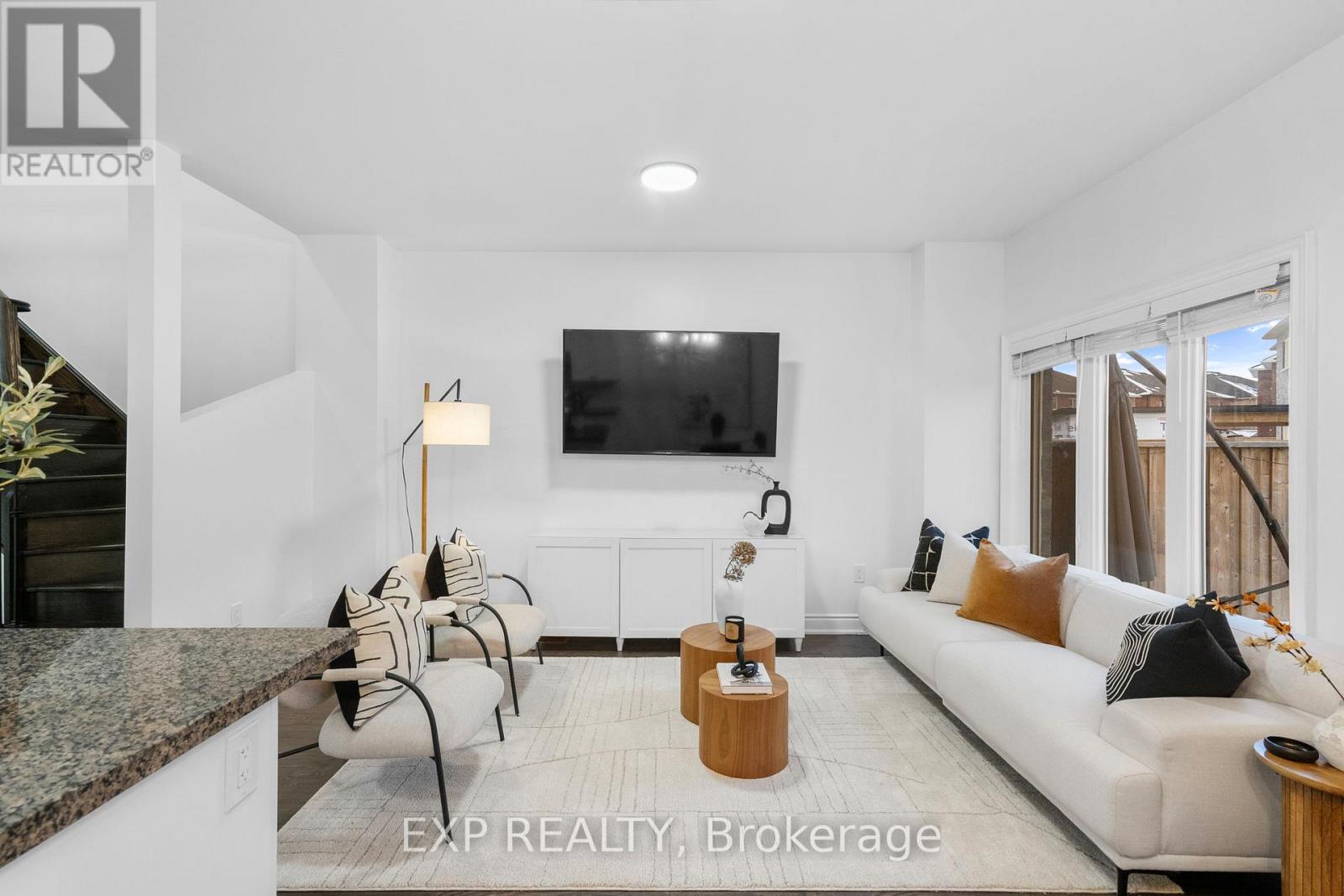 155 Veterans Street, Bradford West Gwillimbury (Bradford), Ontario  L3Z 4H6 - Photo 5 - N12597324