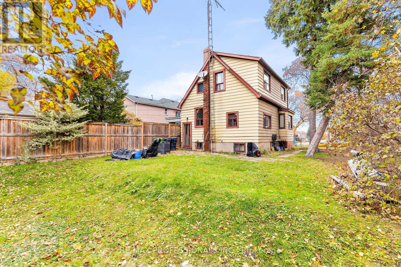 16 Cliff Street, Toronto (Rockcliffe-Smythe), Ontario  M6N 4L6 - Photo 10 - W12552696