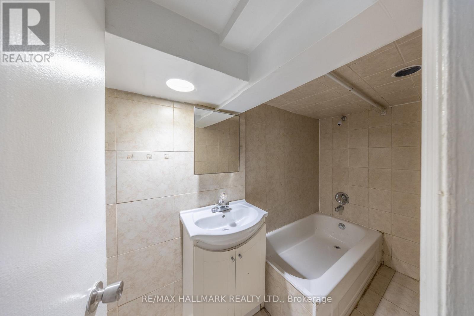 Lower - 1366 Davenport Road, Toronto, Ontario  M6H 2G9 - Photo 10 - W12597314