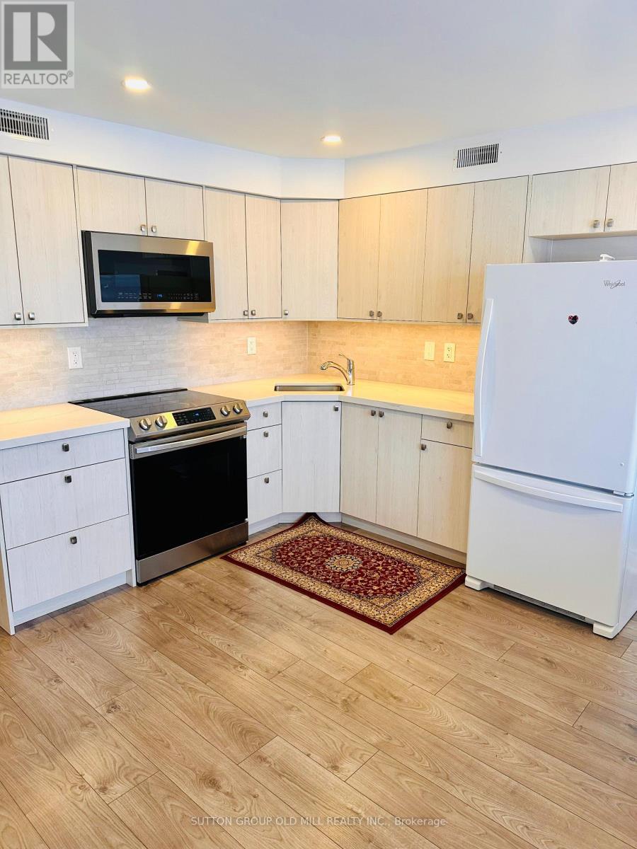 1032 Burnhamthorpe Road E, Mississauga, Ontario  L4Y 2X6 - Photo 2 - W12597348