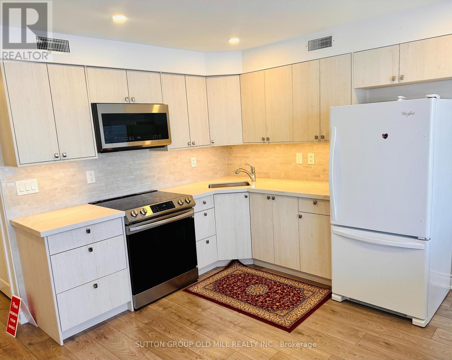 1032 Burnhamthorpe Road E, Mississauga, Ontario  L4Y 2X6 - Photo 3 - W12597348