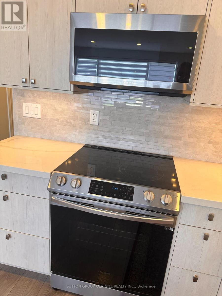 1032 Burnhamthorpe Road E, Mississauga, Ontario  L4Y 2X6 - Photo 4 - W12597348