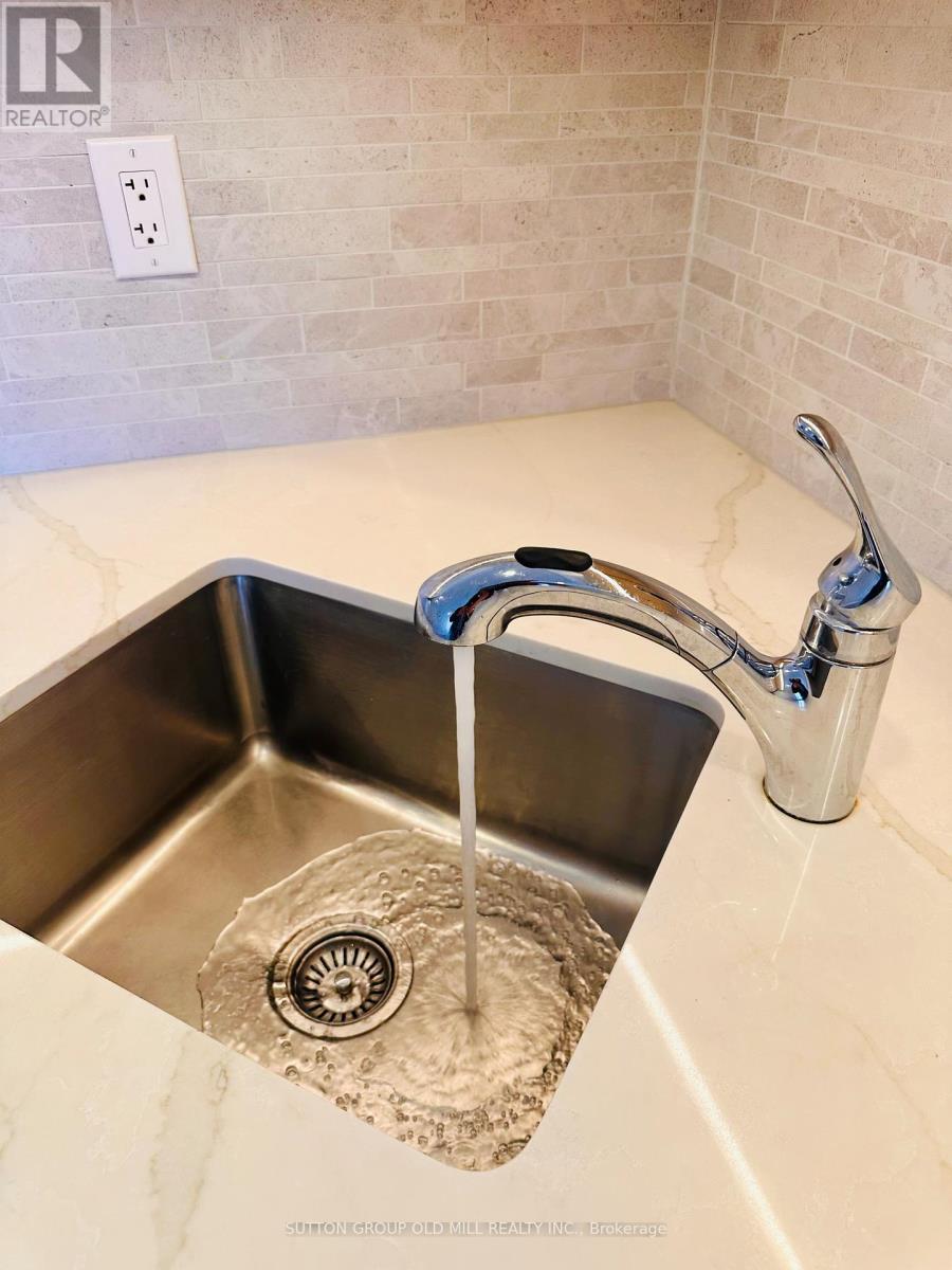 1032 Burnhamthorpe Road E, Mississauga, Ontario  L4Y 2X6 - Photo 6 - W12597348