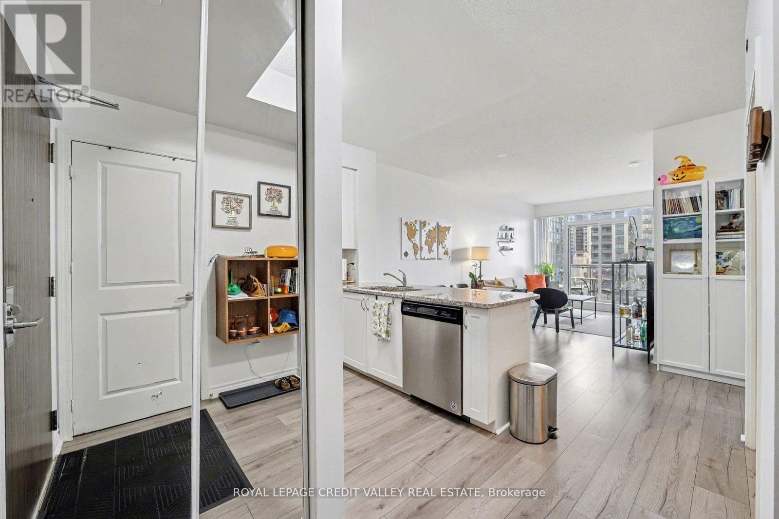 709 - 349 Rathburn Road W, Mississauga (City Centre), Ontario  L5B 0G9 - Photo 9 - W12597382