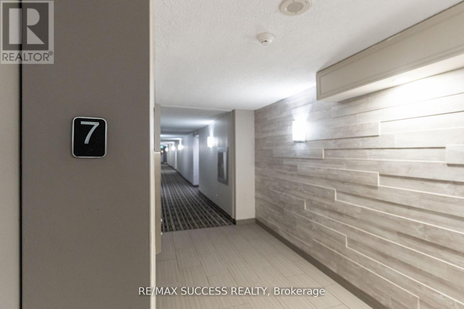 713 - 145 Hillcrest Avenue, Mississauga (Cooksville), Ontario  L5B 3Z1 - Photo 3 - W12597446