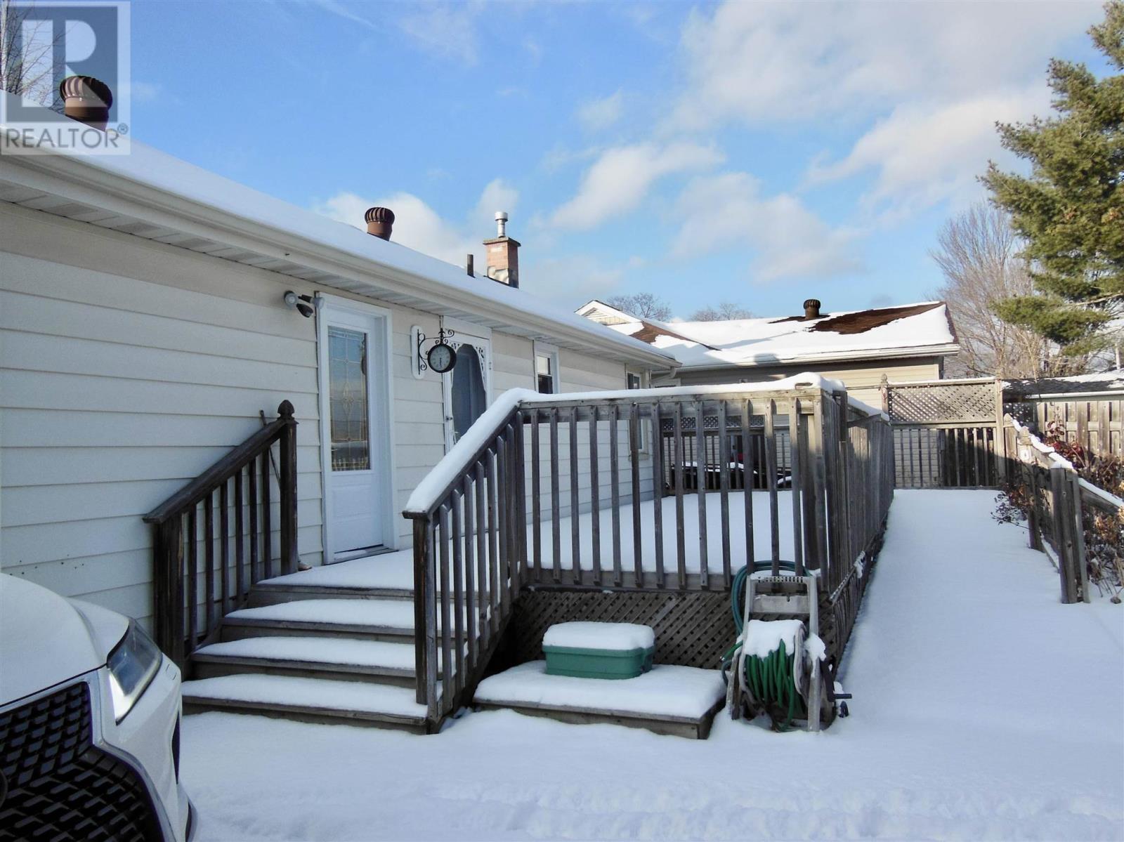 246 Lake St, Sault Ste. Marie, Ontario P6A 4B1 - Photo 3 - SM253323