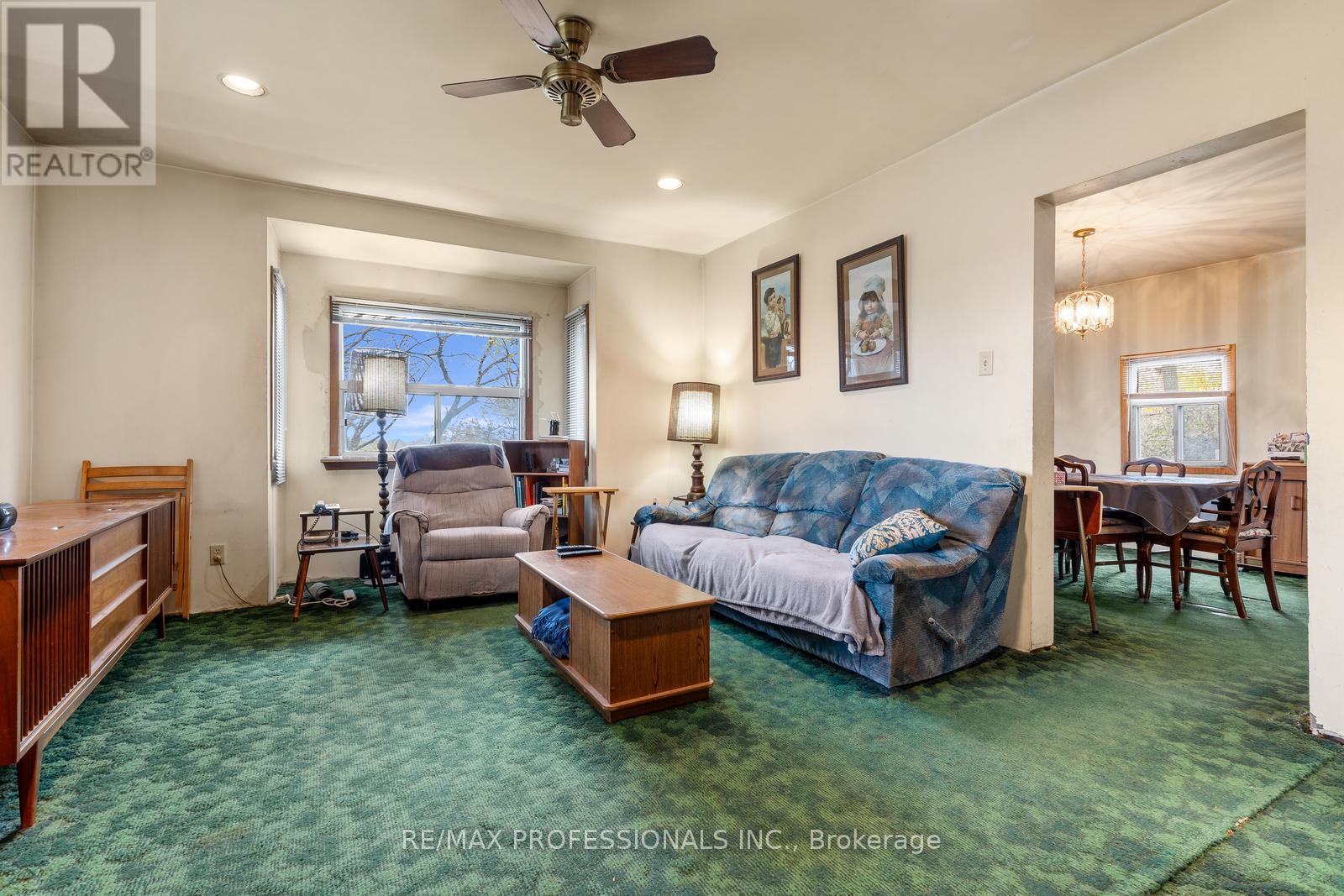 16 Cliff Street, Toronto (Rockcliffe-Smythe), Ontario  M6N 4L6 - Photo 4 - W12552696