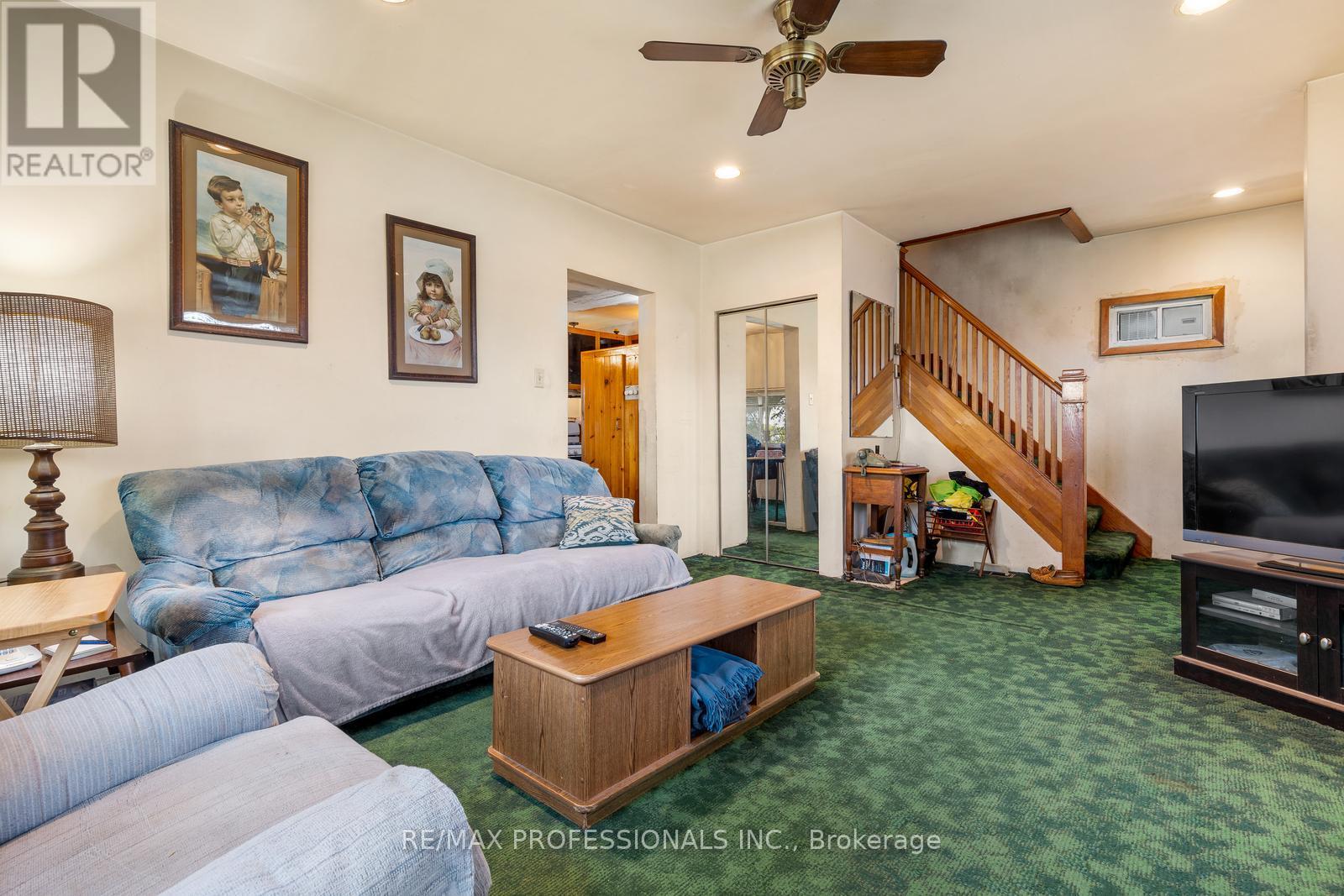 16 Cliff Street, Toronto (Rockcliffe-Smythe), Ontario  M6N 4L6 - Photo 5 - W12552696