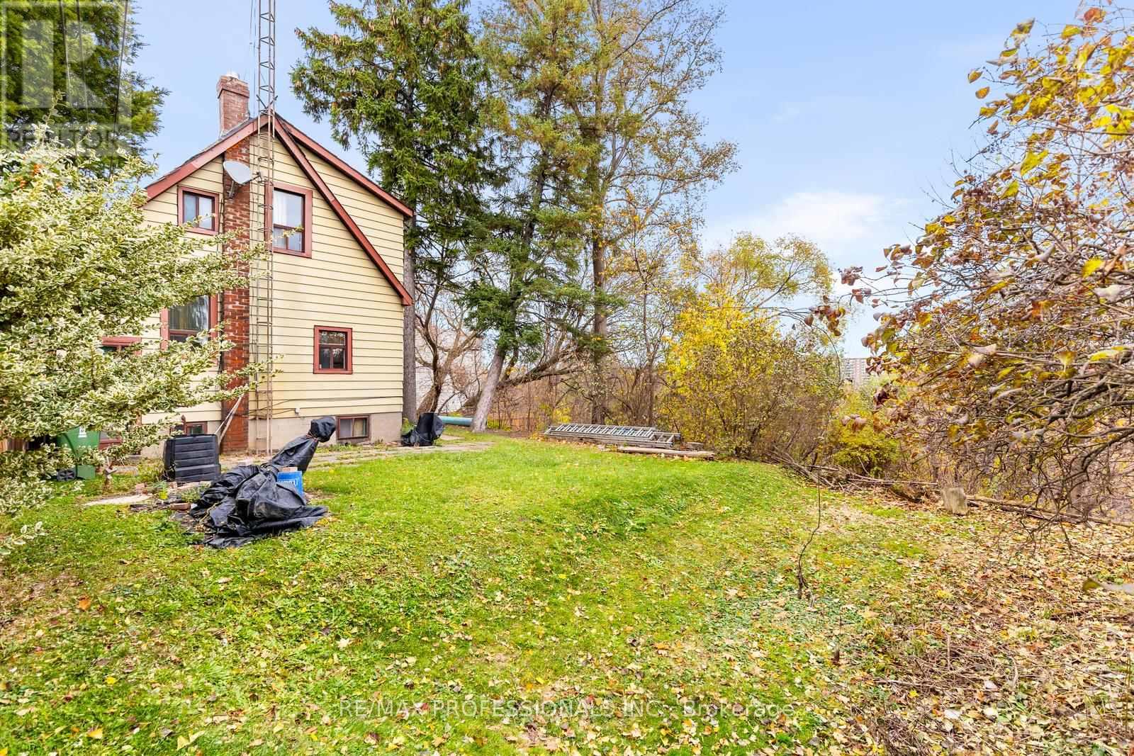 16 Cliff Street, Toronto (Rockcliffe-Smythe), Ontario  M6N 4L6 - Photo 9 - W12552696