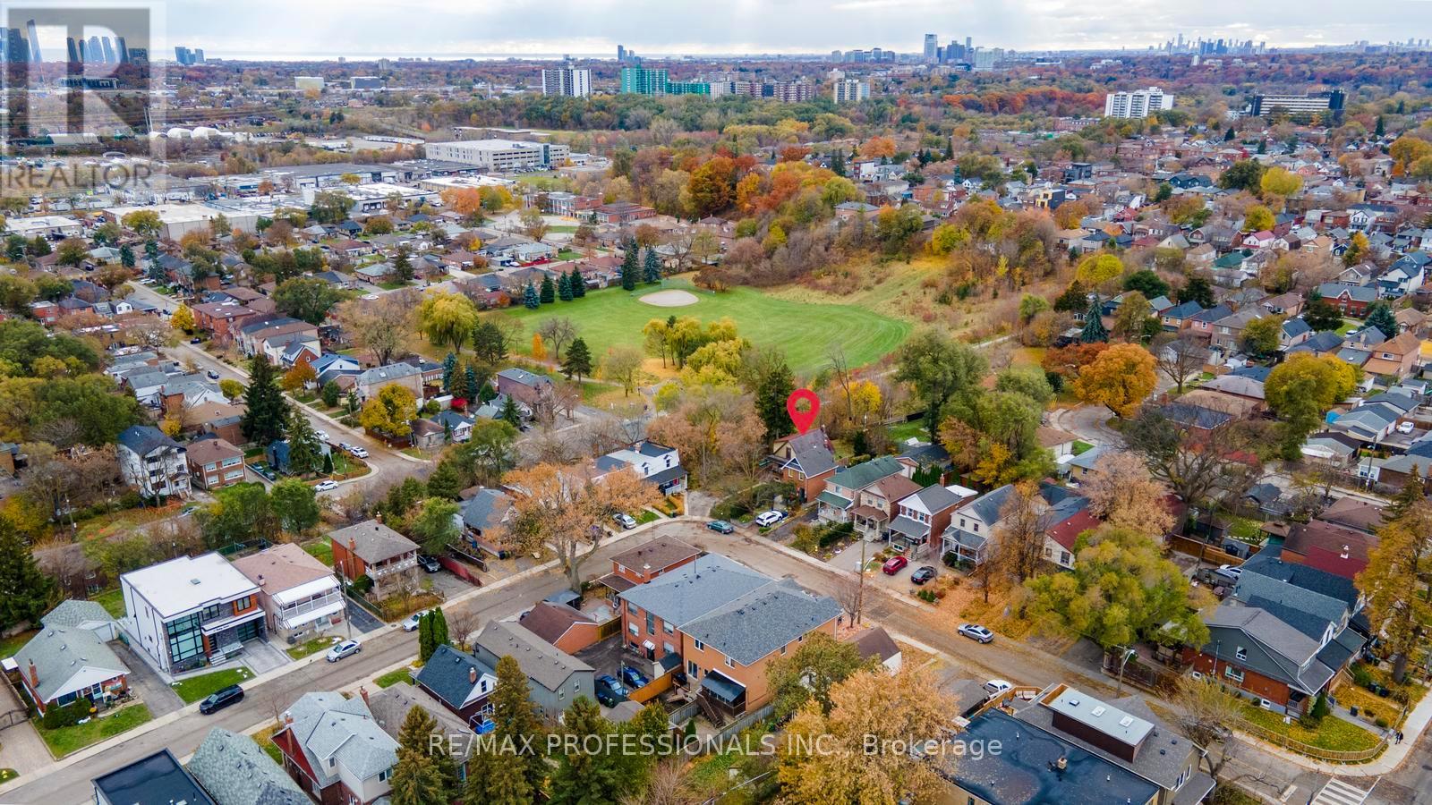 16 Cliff Street, Toronto (Rockcliffe-Smythe), Ontario  M6N 4L6 - Photo 15 - W12552696