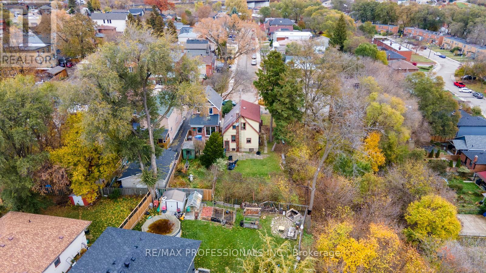 16 Cliff Street, Toronto (Rockcliffe-Smythe), Ontario  M6N 4L6 - Photo 23 - W12552696