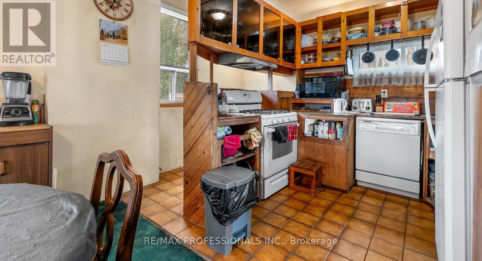 16 Cliff Street, Toronto (Rockcliffe-Smythe), Ontario  M6N 4L6 - Photo 7 - W12552696