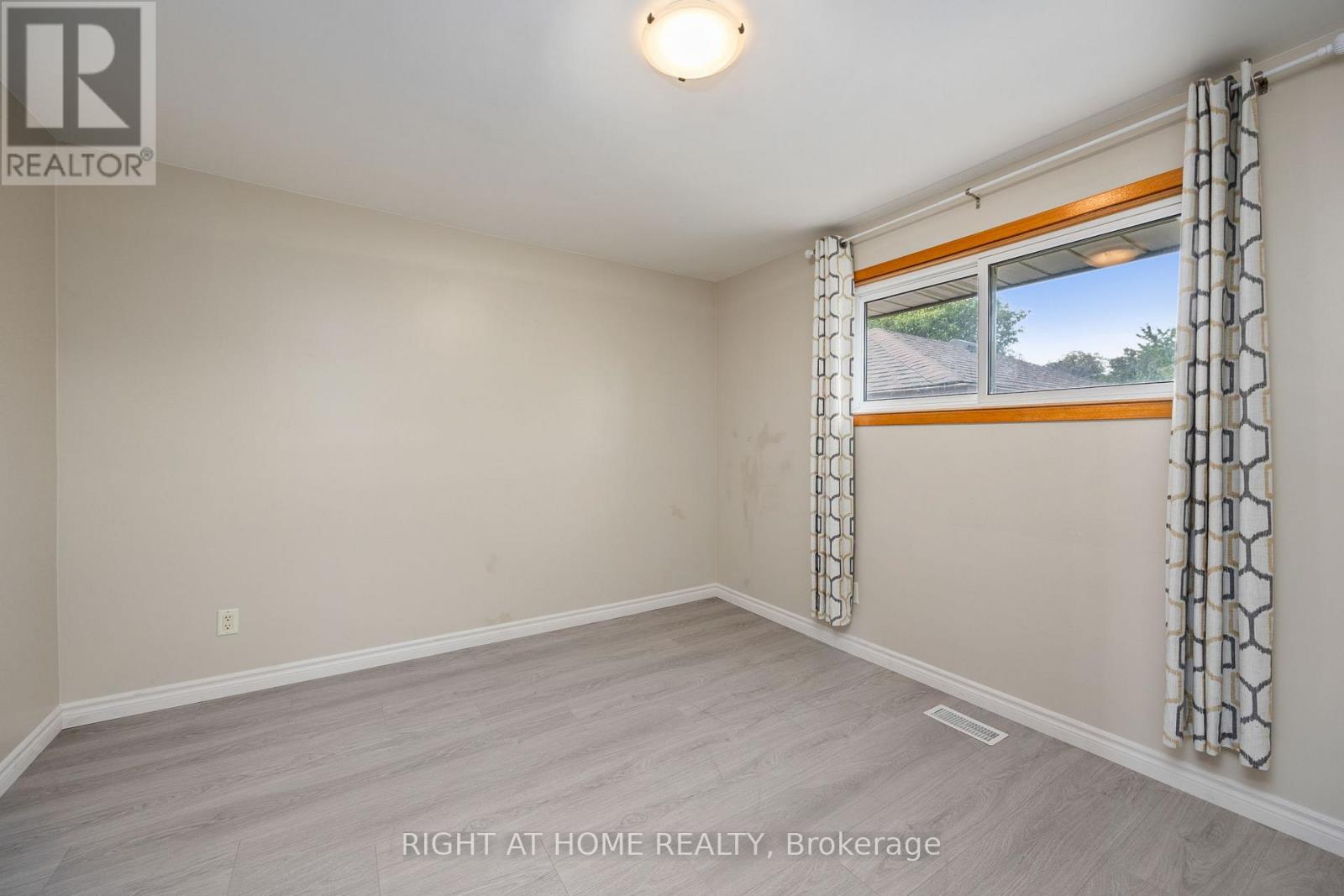 Main Floor - 60 Champlain Avenue, Hamilton (Greenford), Ontario  L8G 2H7 - Photo 10 - X12597330