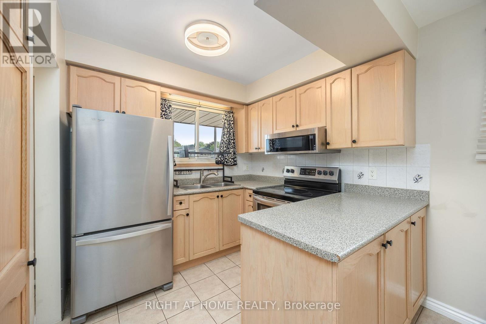 Main Floor - 60 Champlain Avenue, Hamilton (Greenford), Ontario  L8G 2H7 - Photo 4 - X12597330