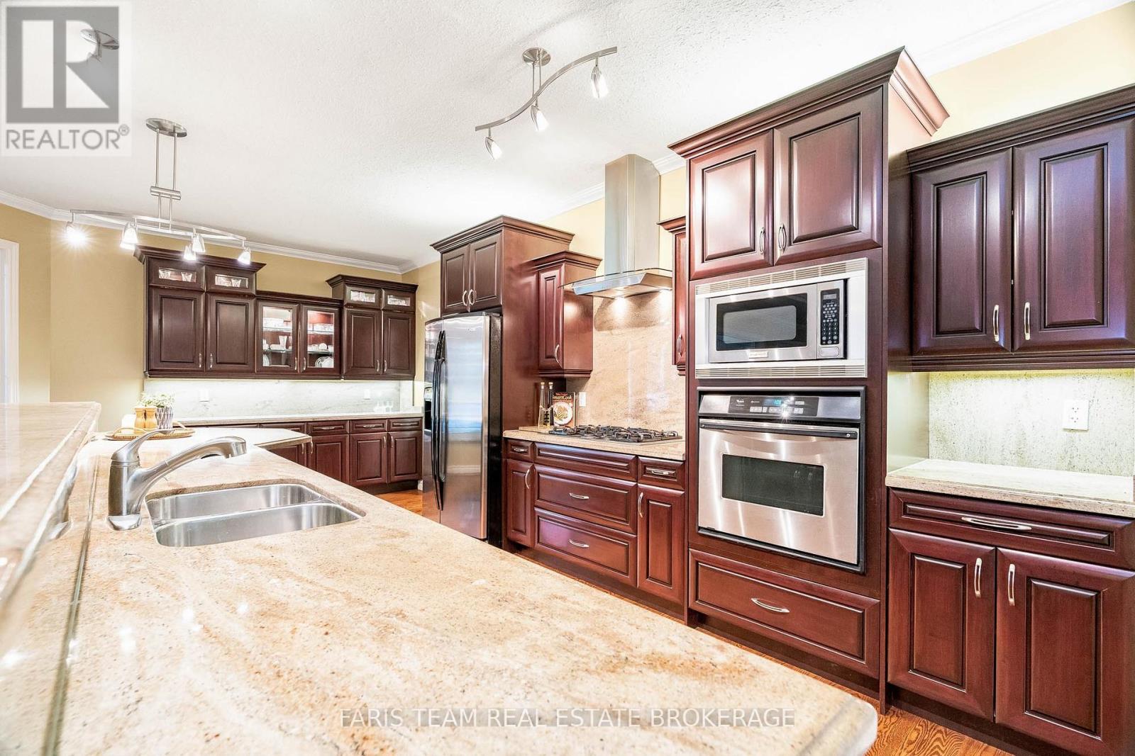 138 Knox Road E, Wasaga Beach, Ontario  L9Z 2T5 - Photo 12 - S12437128