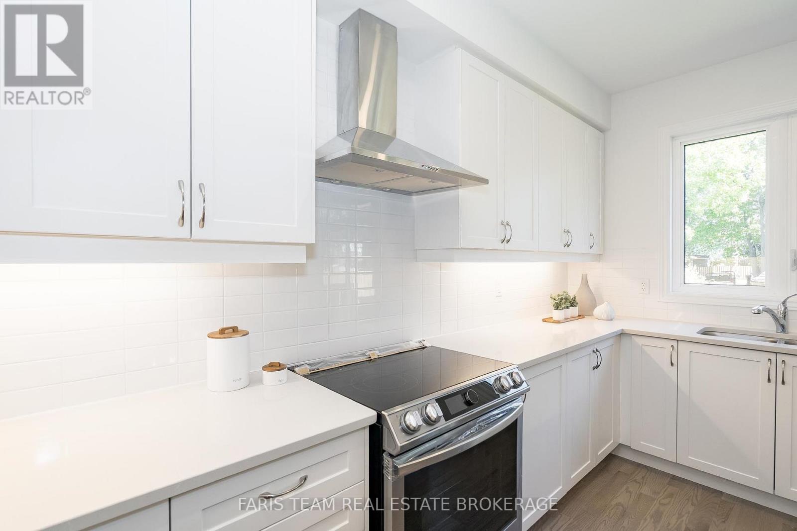 89 Berkely Street, Wasaga Beach, Ontario  L9Z 2N5 - Photo 10 - S12504566