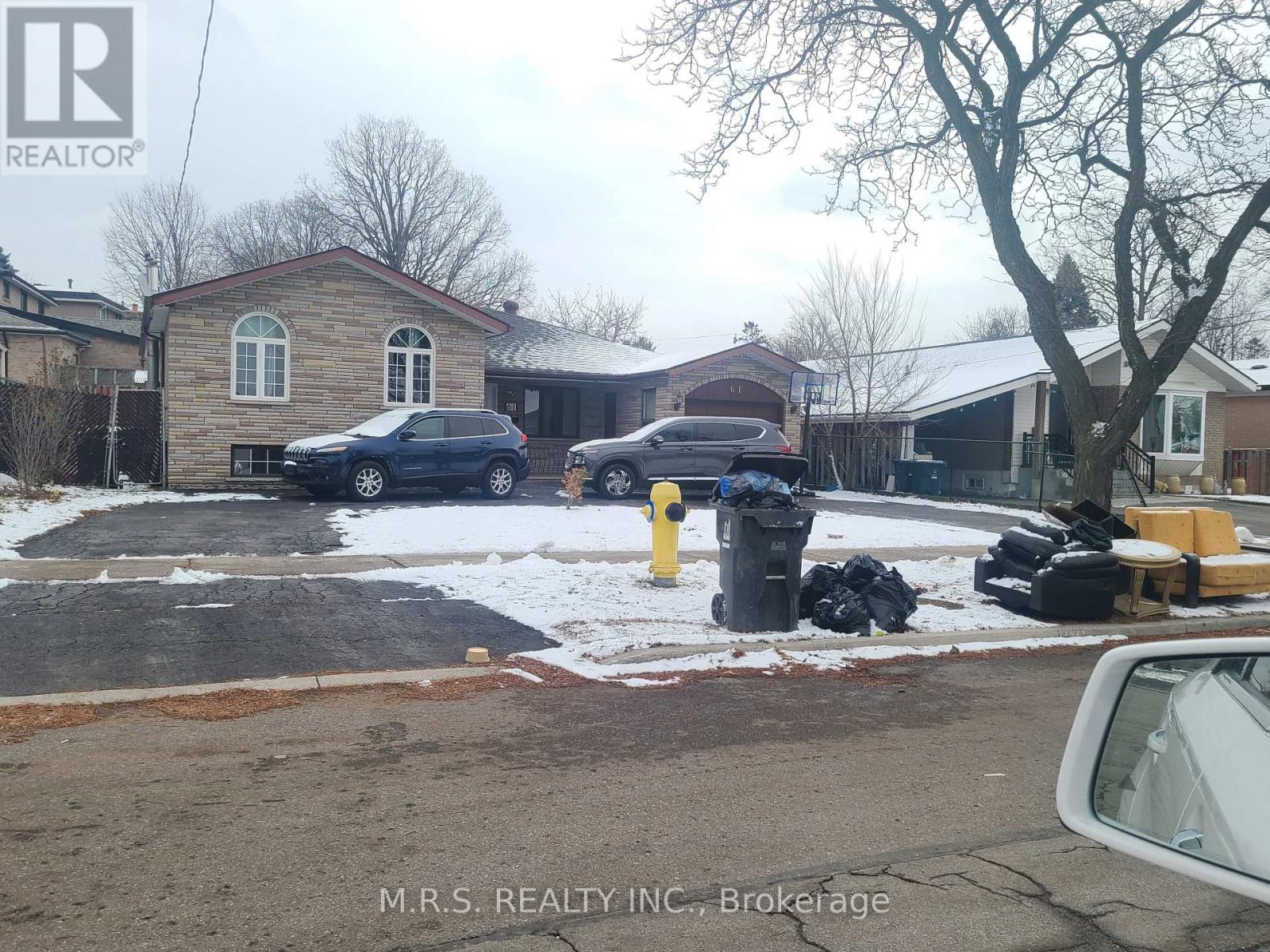 61 BLOOMINGTON CRESCENT, Toronto, Ontario