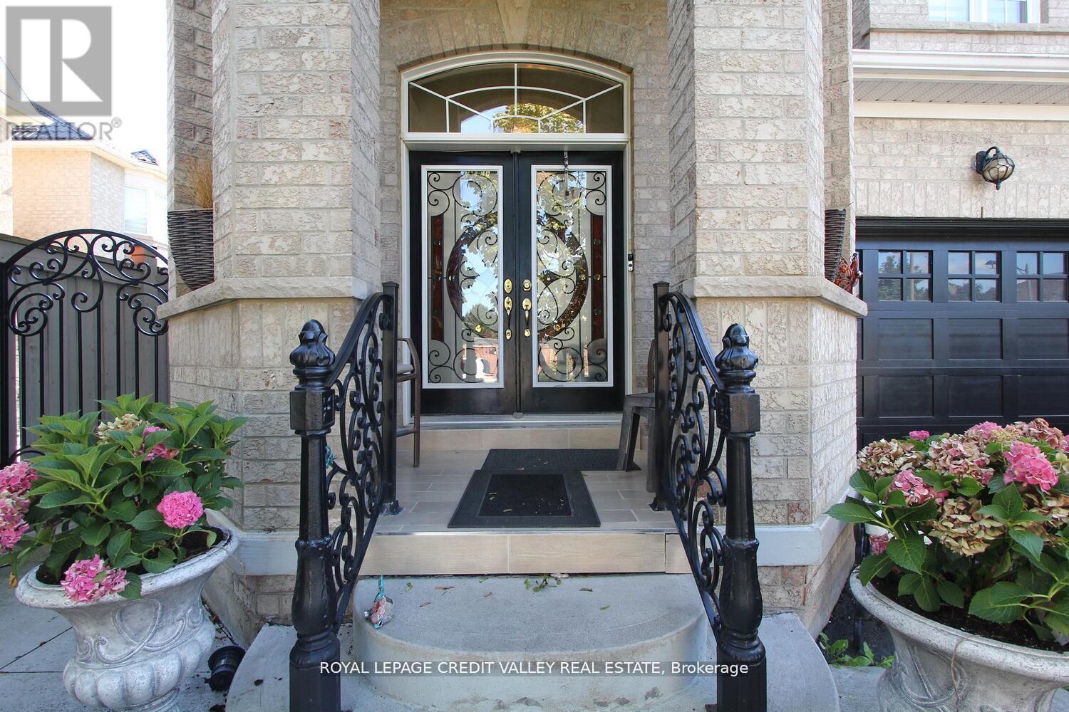 12 Helman Road, Brampton, Ontario  L6R 0R6 - Photo 5 - W12597512