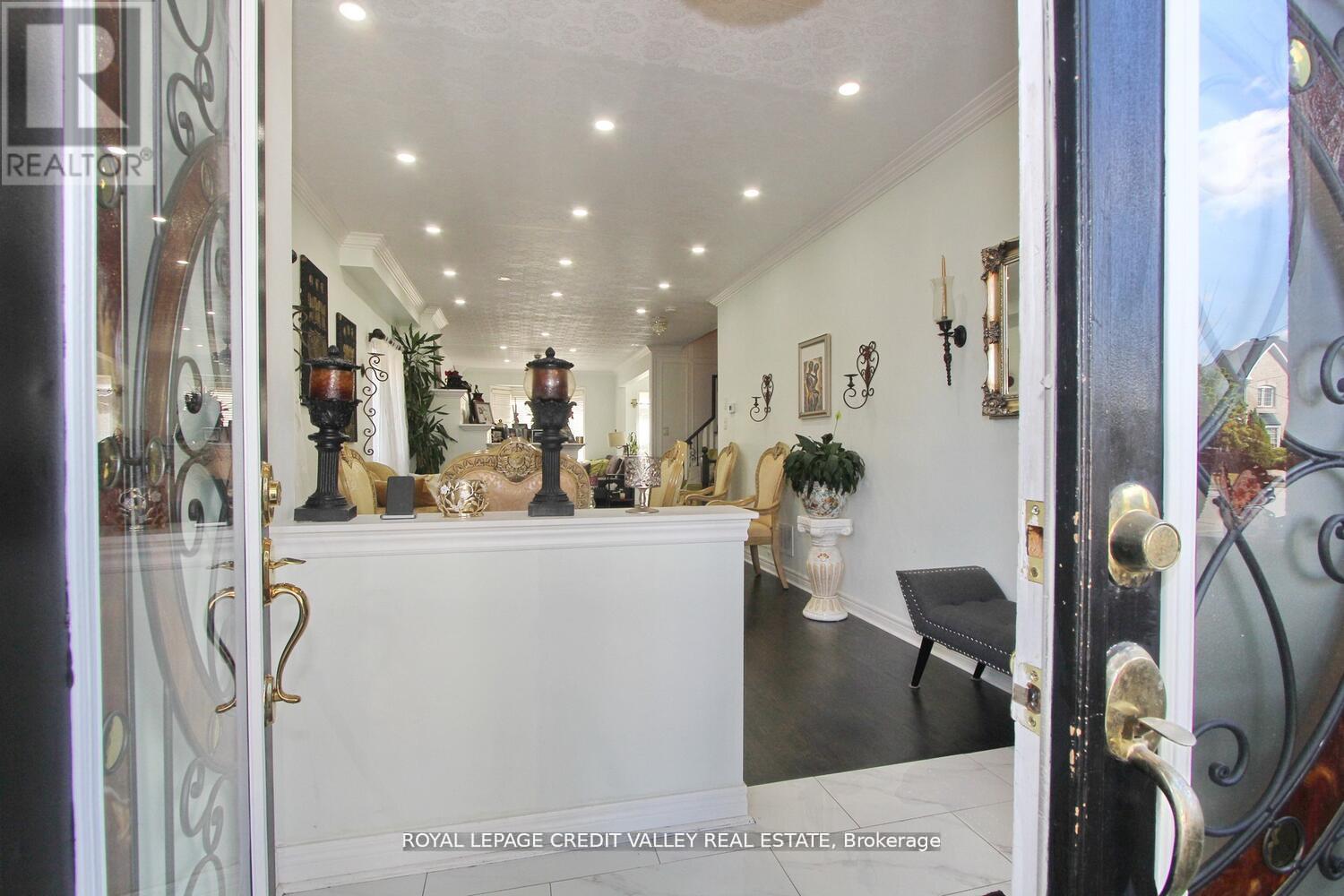 12 Helman Road, Brampton, Ontario  L6R 0R6 - Photo 6 - W12597512