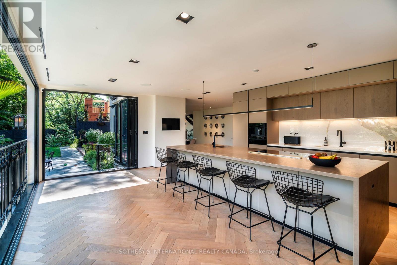 57 Baby Point Crescent, Toronto, Ontario  M6S 2B7 - Photo 11 - W12597576