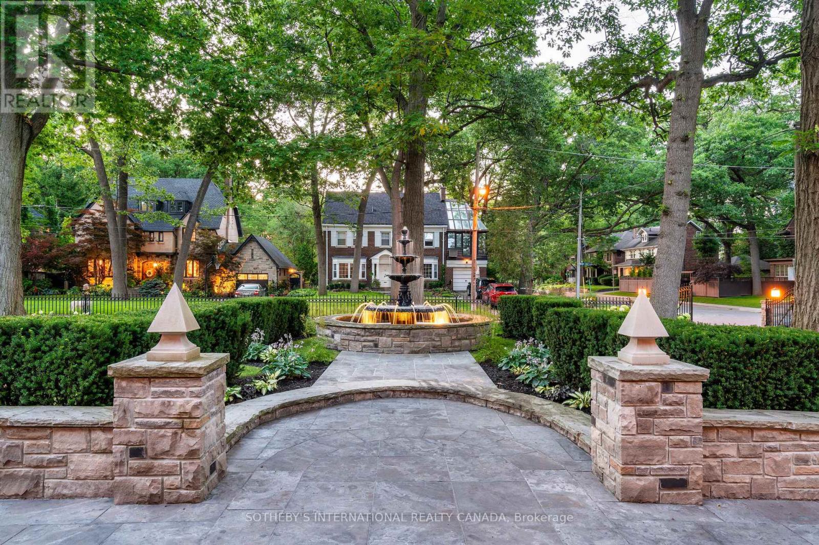 57 Baby Point Crescent, Toronto, Ontario  M6S 2B7 - Photo 2 - W12597576