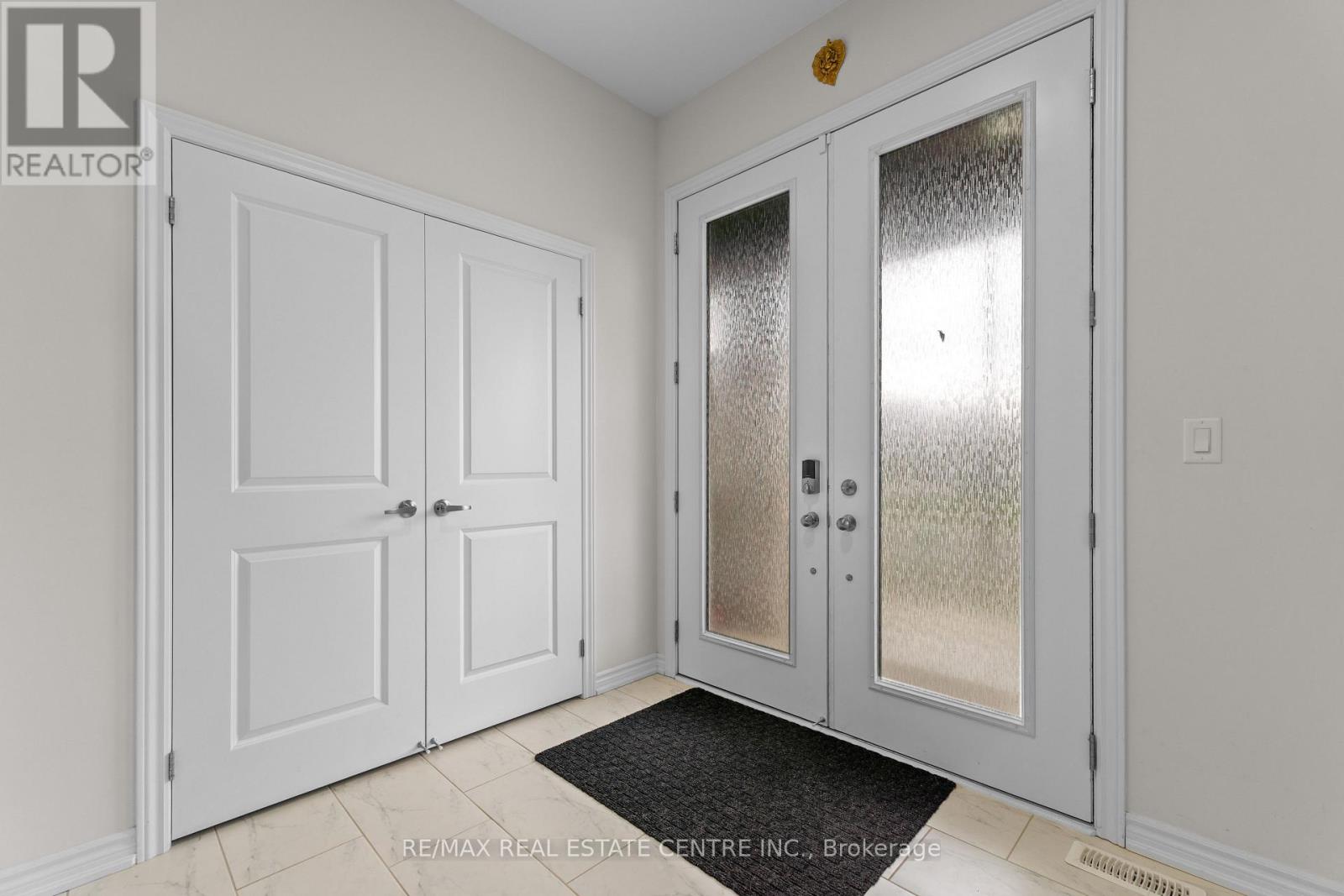 8 Vincena Road, Caledon, Ontario  L7C 4M5 - Photo 5 - W12597578