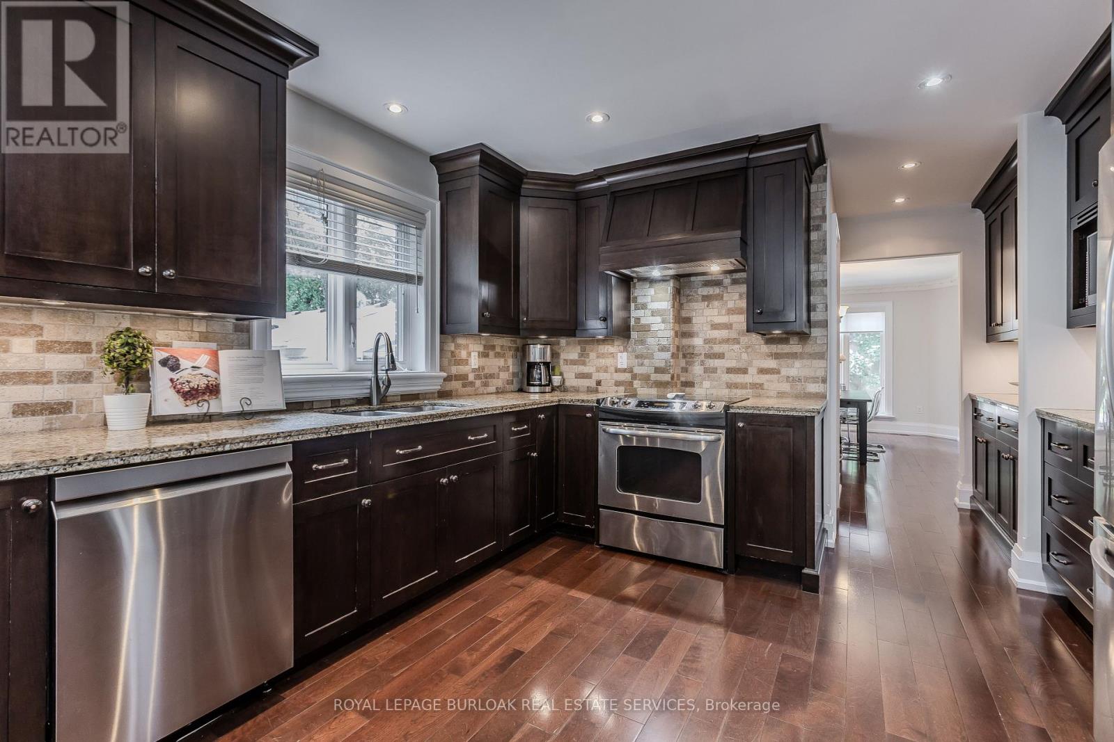 694 Cedar Avenue, Burlington, Ontario  L7T 2R7 - Photo 19 - W12427262