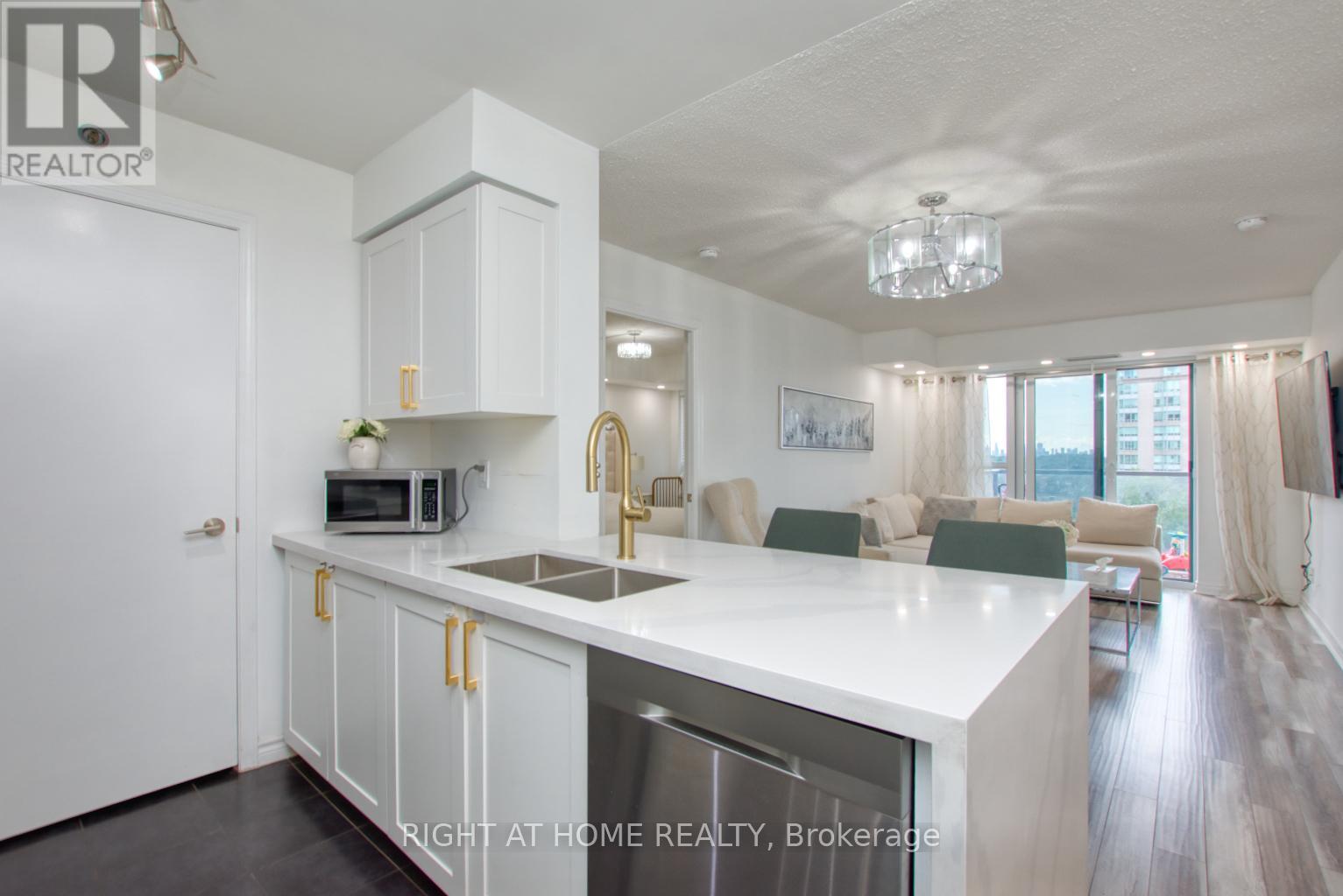 827 - 35 SARANAC BOULEVARD, Toronto, Ontario