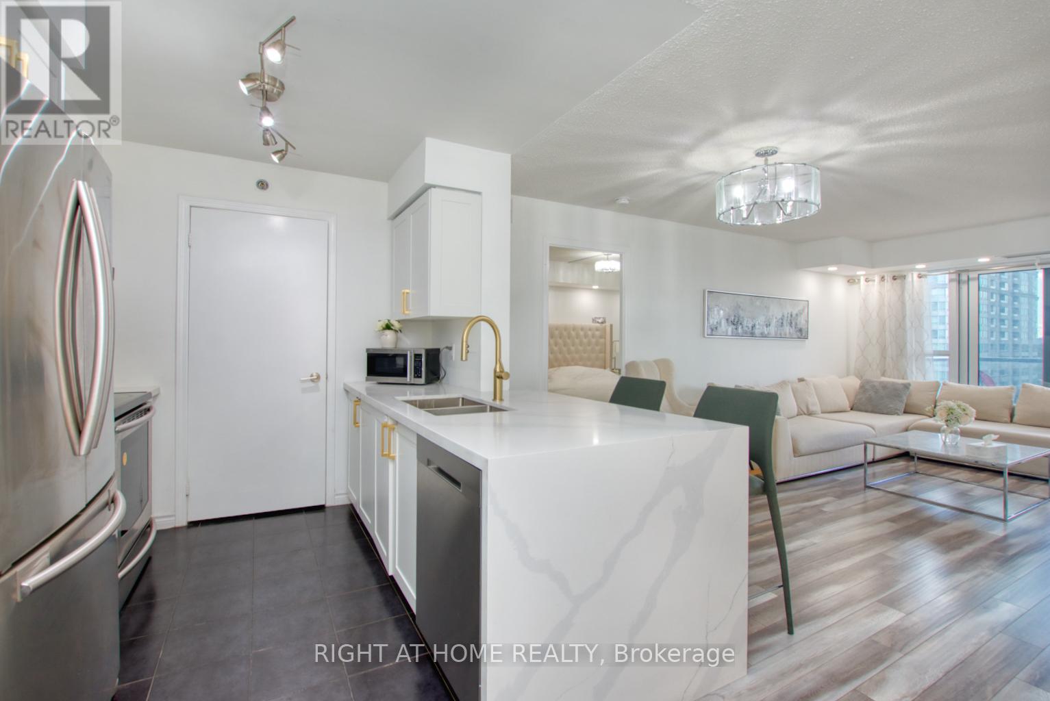 827 - 35 Saranac Boulevard, Toronto (Englemount-Lawrence), Ontario  M6A 2G4 - Photo 2 - C12482865