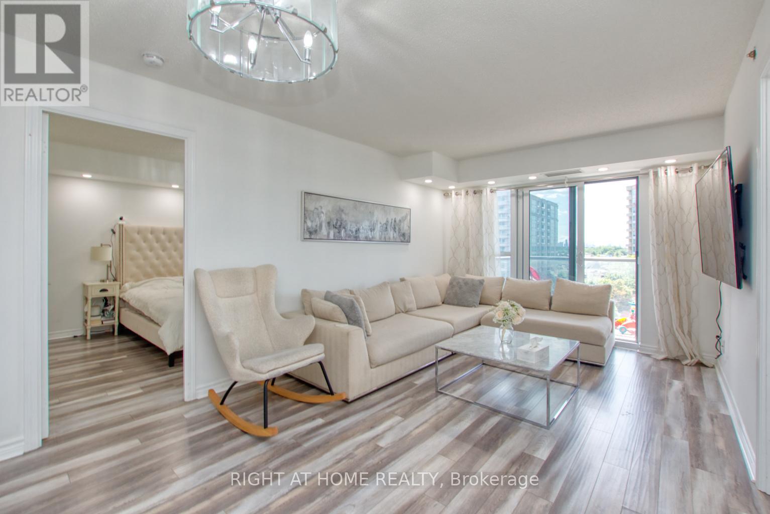 827 - 35 Saranac Boulevard, Toronto (Englemount-Lawrence), Ontario  M6A 2G4 - Photo 6 - C12482865