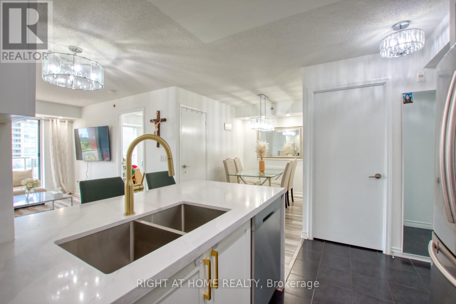 827 - 35 Saranac Boulevard, Toronto (Englemount-Lawrence), Ontario  M6A 2G4 - Photo 7 - C12482865