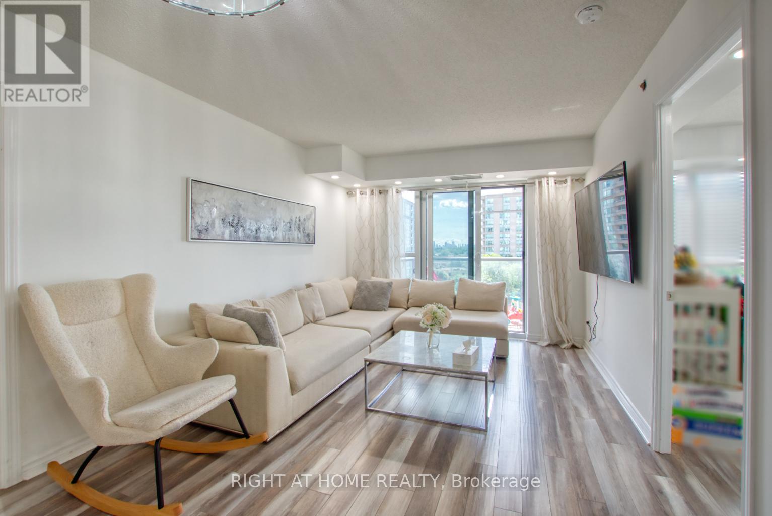 827 - 35 Saranac Boulevard, Toronto (Englemount-Lawrence), Ontario  M6A 2G4 - Photo 5 - C12482865