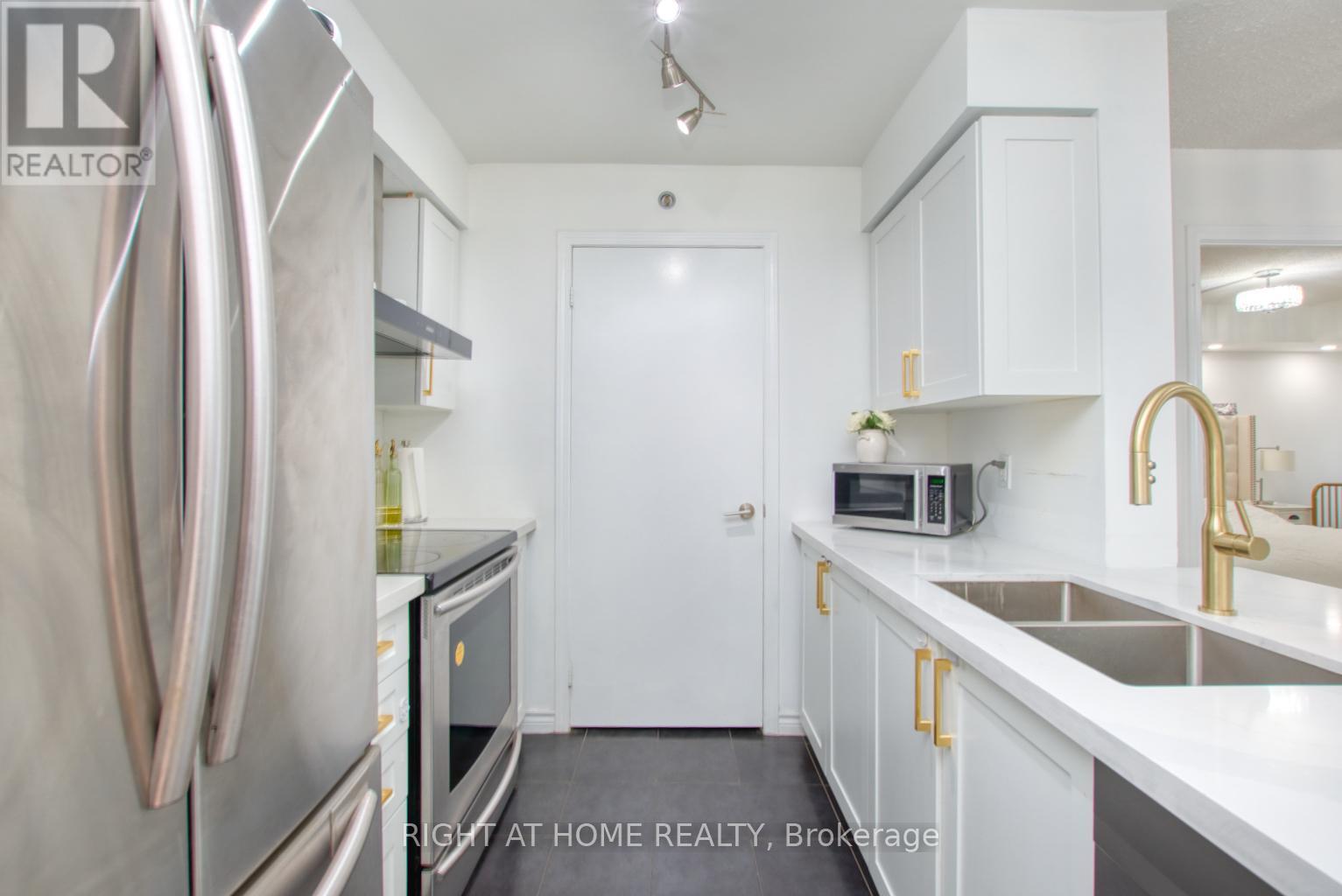 827 - 35 Saranac Boulevard, Toronto (Englemount-Lawrence), Ontario  M6A 2G4 - Photo 3 - C12482865