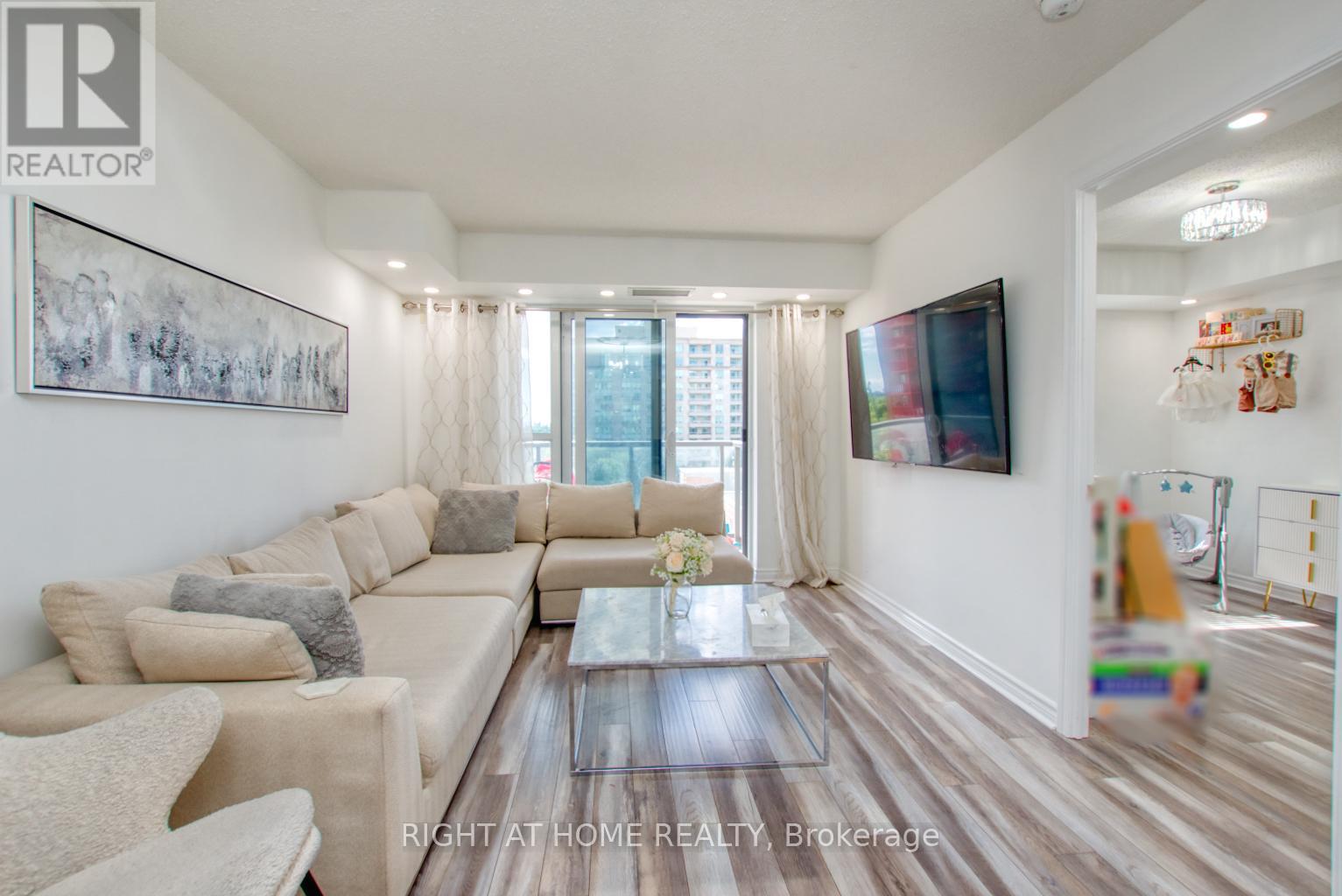 827 - 35 Saranac Boulevard, Toronto (Englemount-Lawrence), Ontario  M6A 2G4 - Photo 4 - C12482865