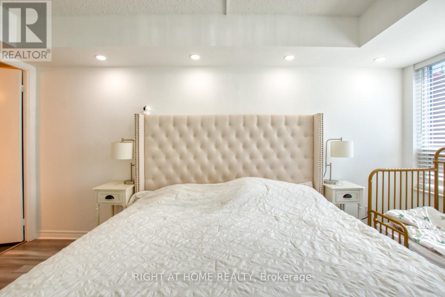 827 - 35 Saranac Boulevard, Toronto (Englemount-Lawrence), Ontario  M6A 2G4 - Photo 15 - C12482865