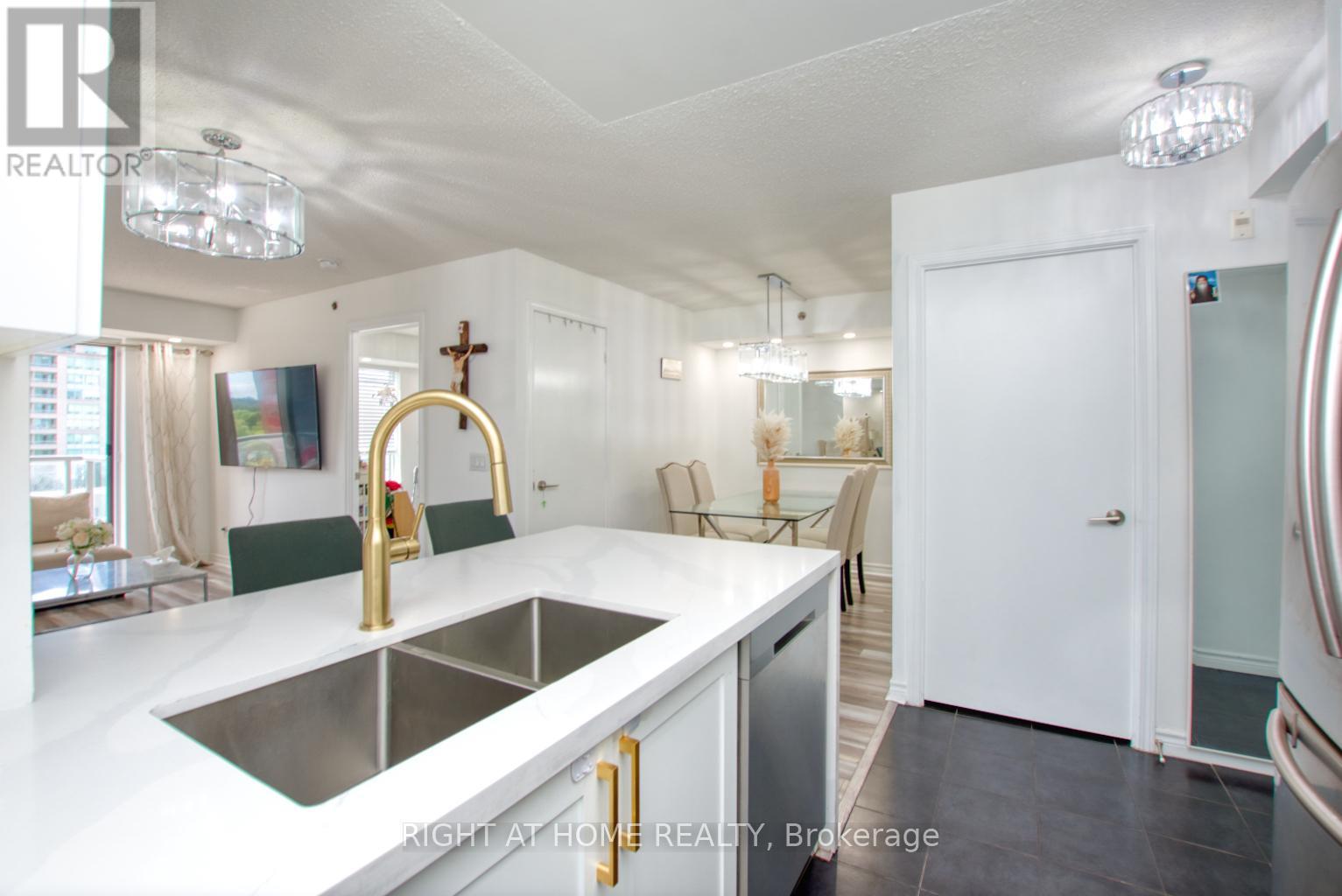 827 - 35 Saranac Boulevard, Toronto (Englemount-Lawrence), Ontario  M6A 2G4 - Photo 9 - C12482865