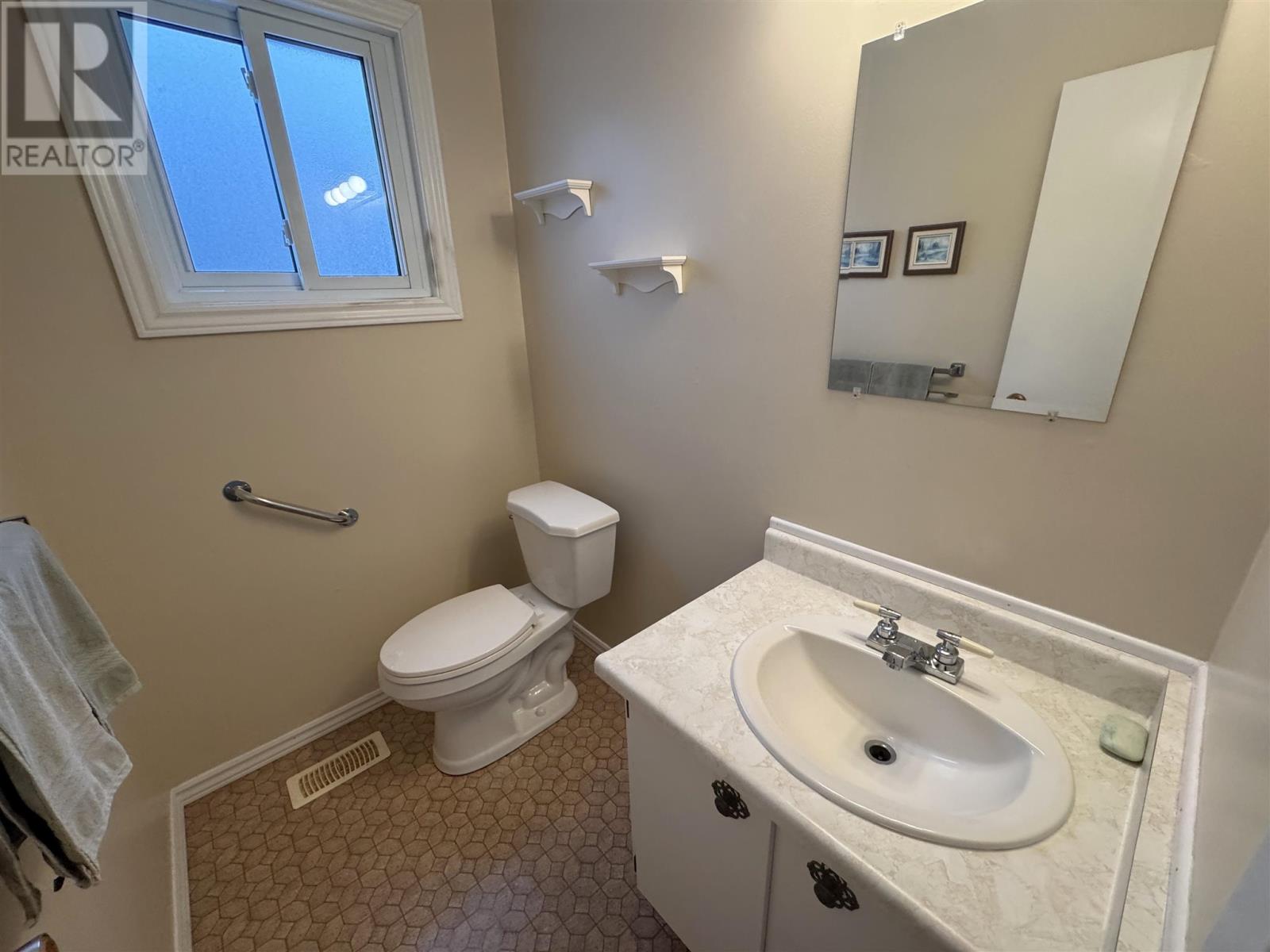 39 Hergott Ave, Elliot Lake, Ontario  P5A 3B1 - Photo 9 - SM253403