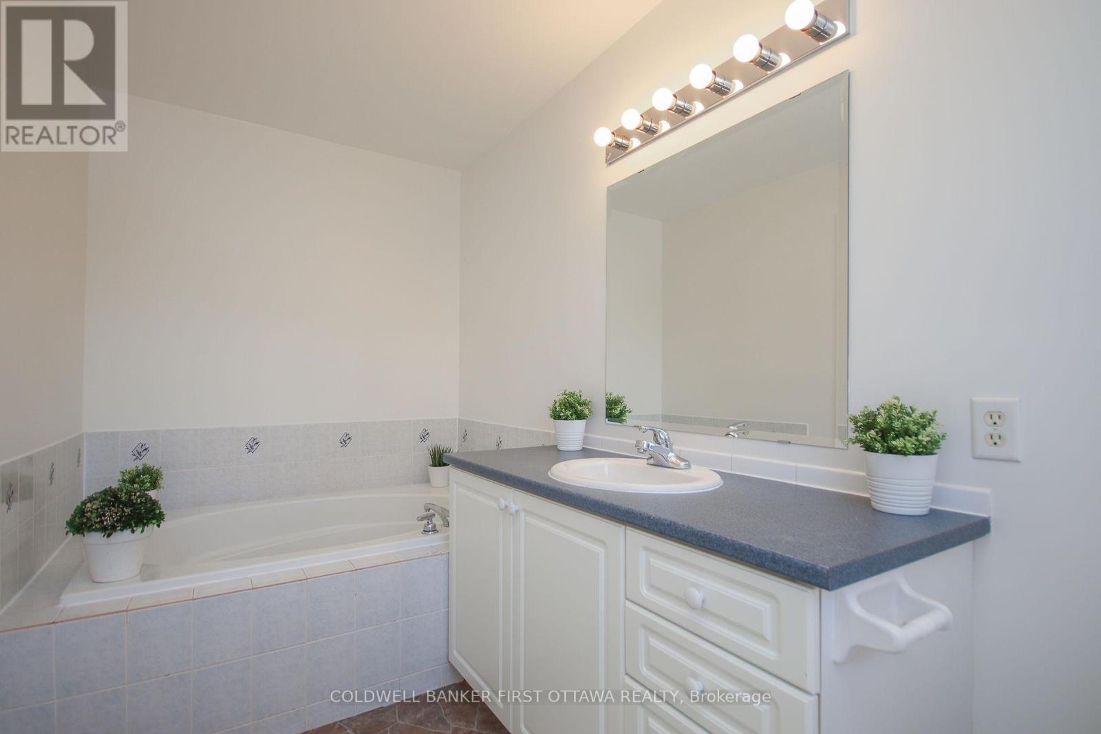 328 Statewood Drive, Ottawa, Ontario  K2K 0A9 - Photo 13 - X12597620