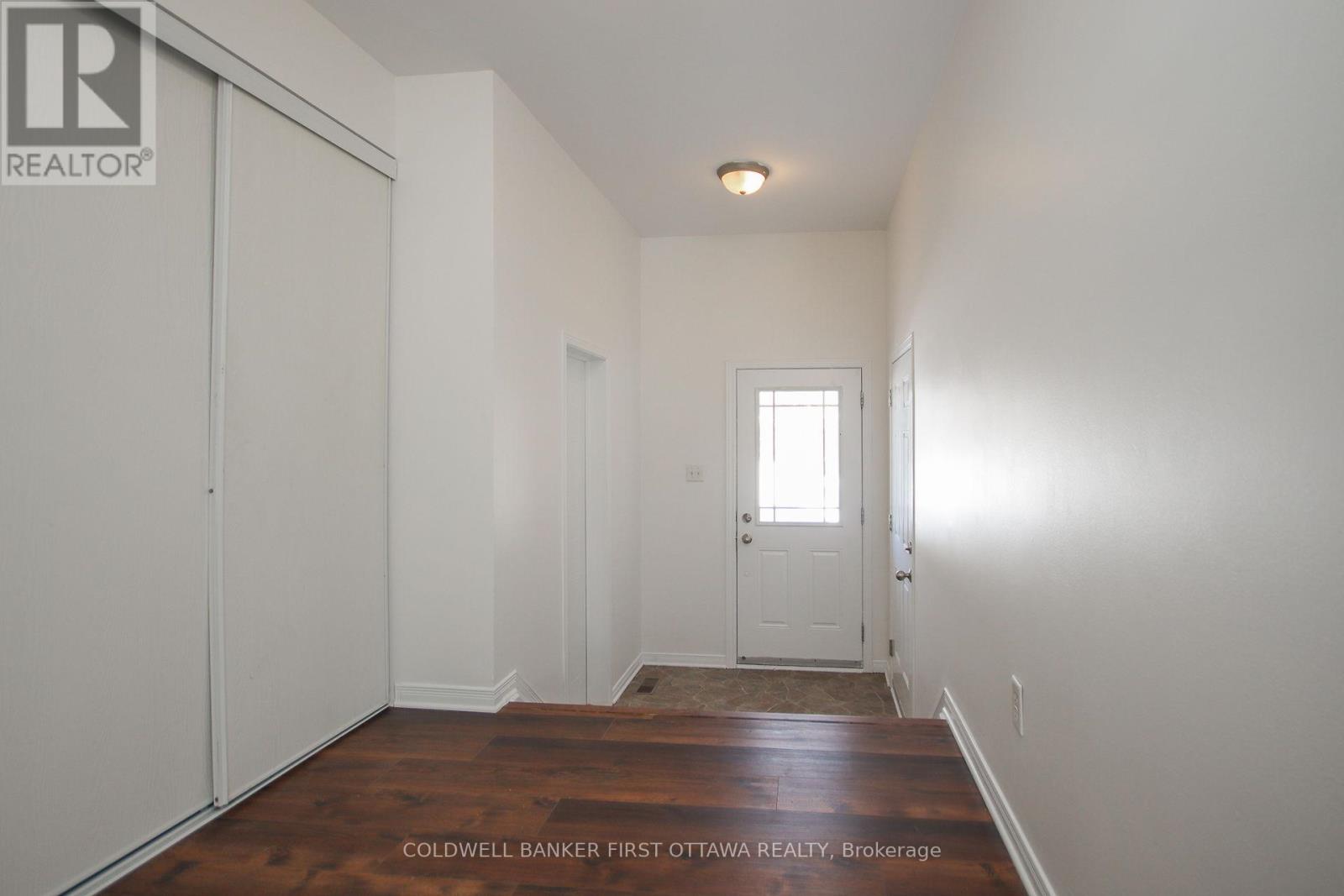 328 Statewood Drive, Ottawa, Ontario  K2K 0A9 - Photo 3 - X12597620