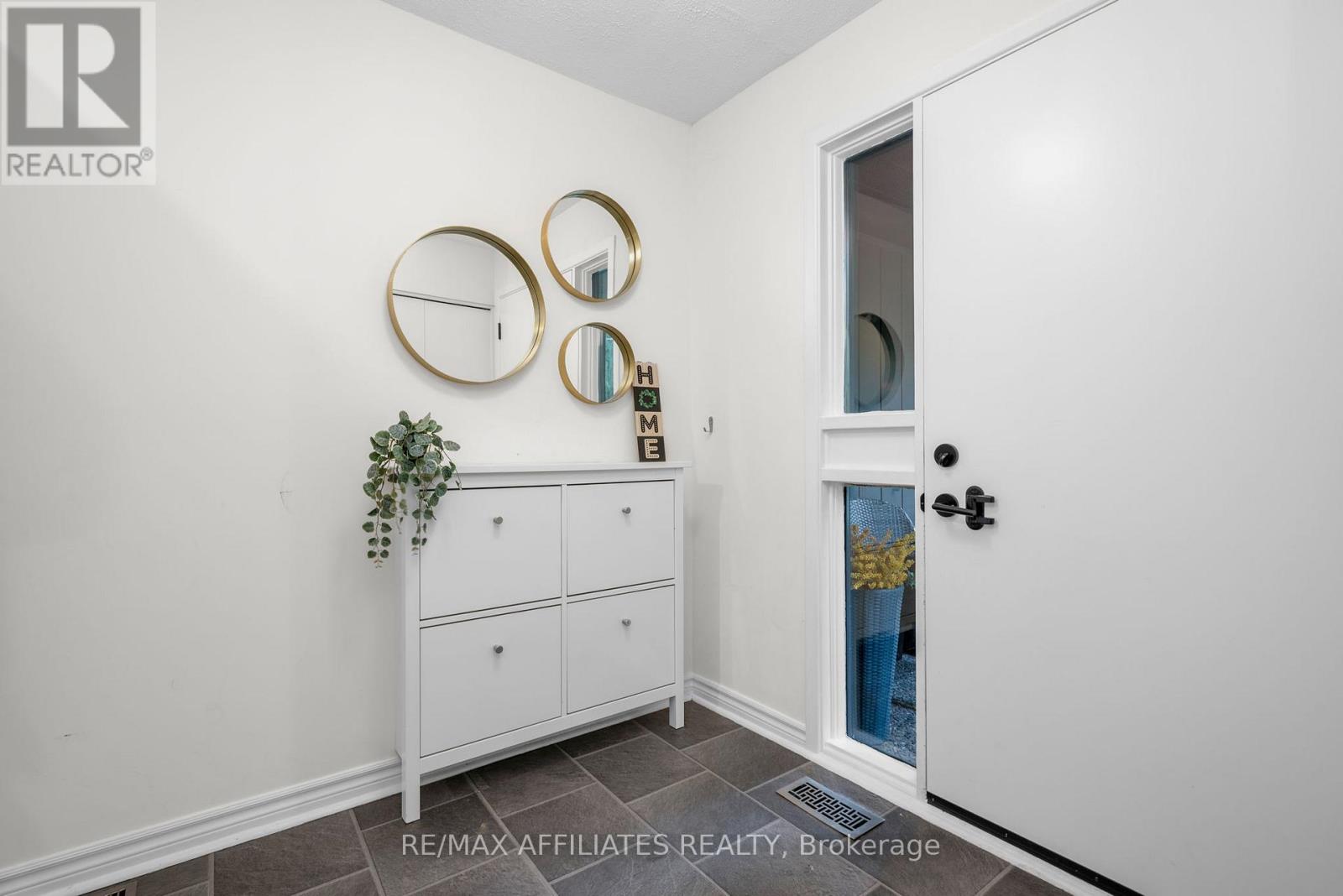 22 Inuvik Crescent, Ottawa, Ontario  K2L 1A2 - Photo 5 - X12597670