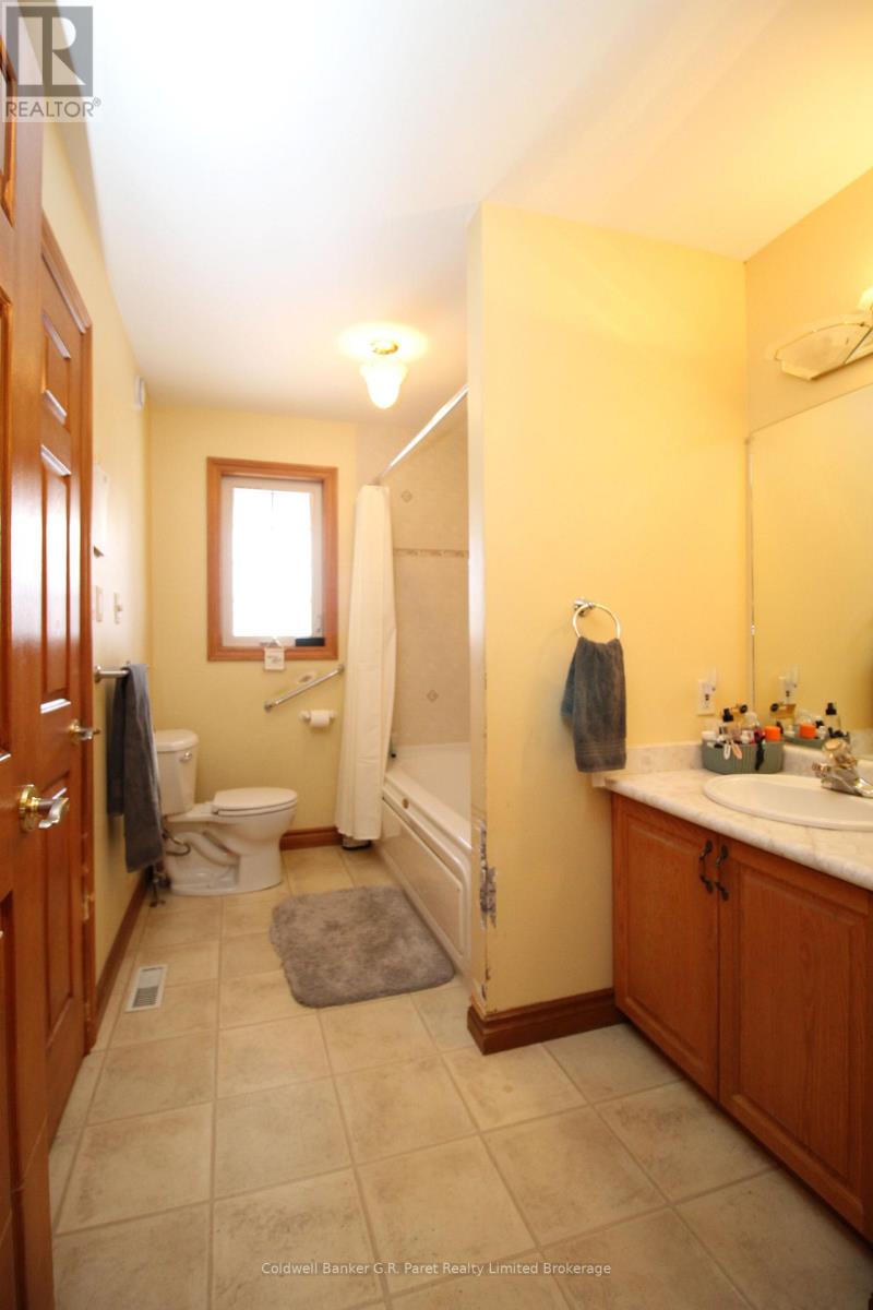 105 Duchess Avenue, Lucan Biddulph, Ontario N0M 2J0 - Photo 24 - X12597624