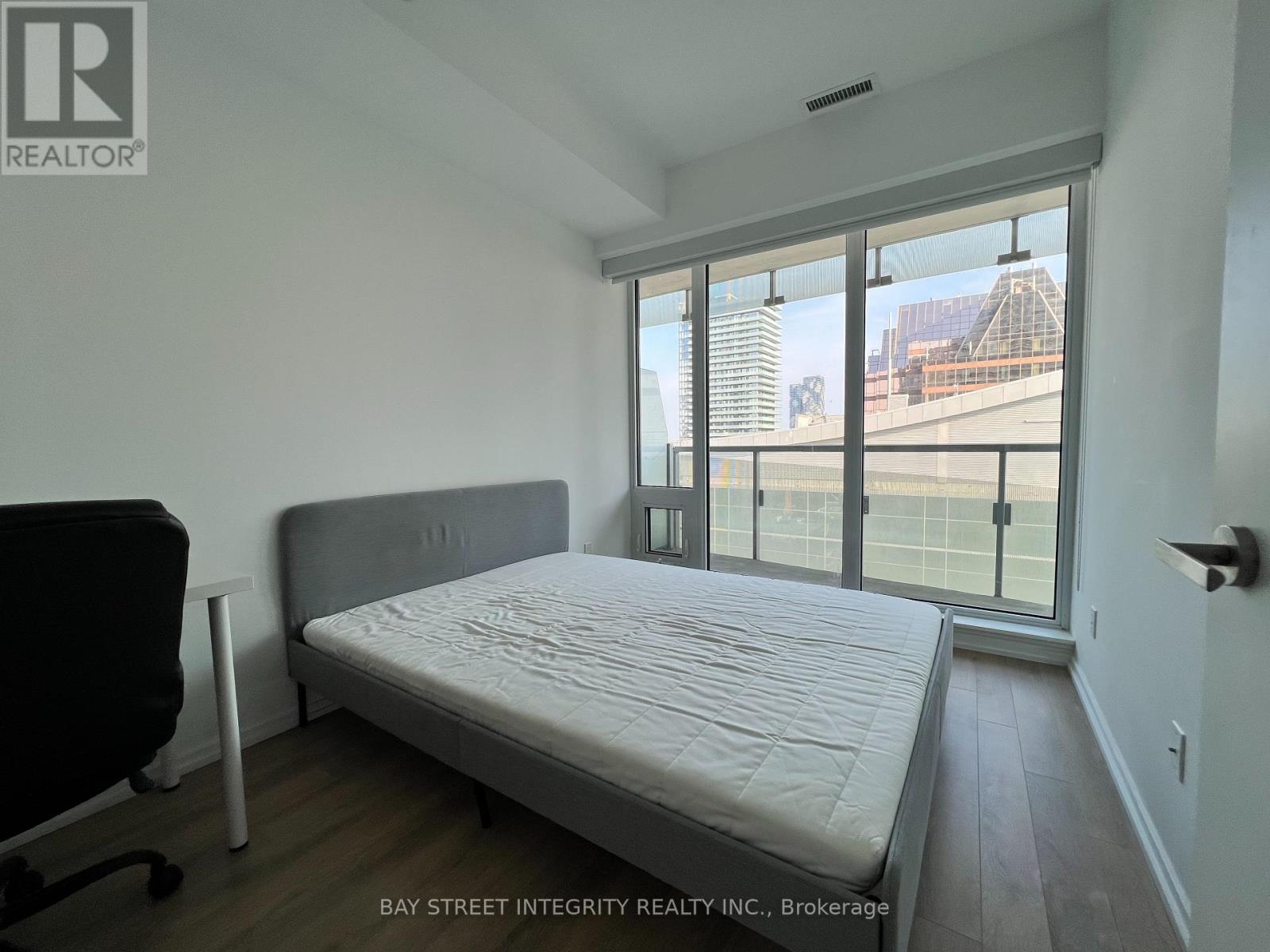 2406 - 197 Yonge Street, Toronto, Ontario  M5B 1M4 - Photo 9 - C12597658